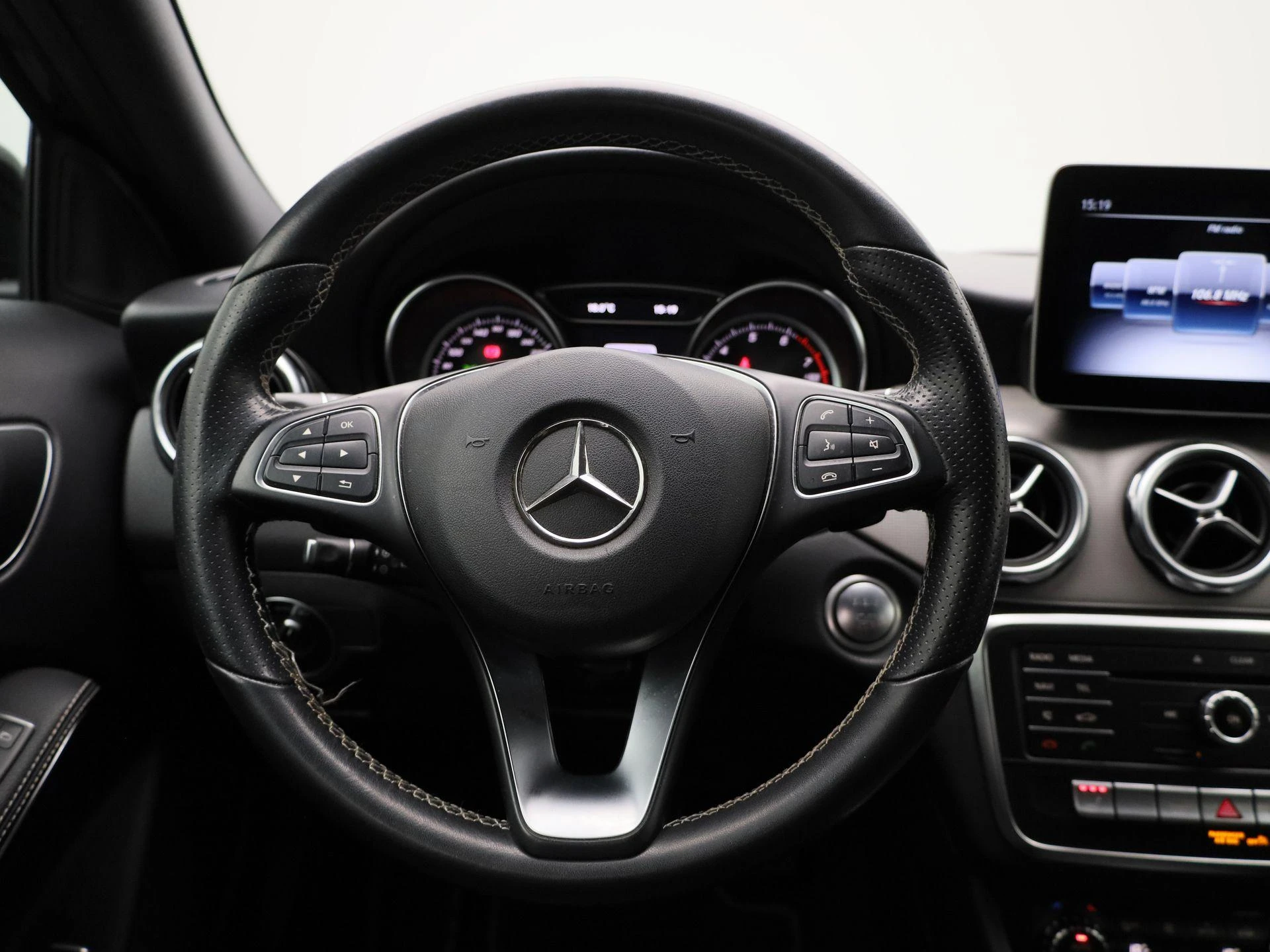Mercedes-Benz-GLA-image-6