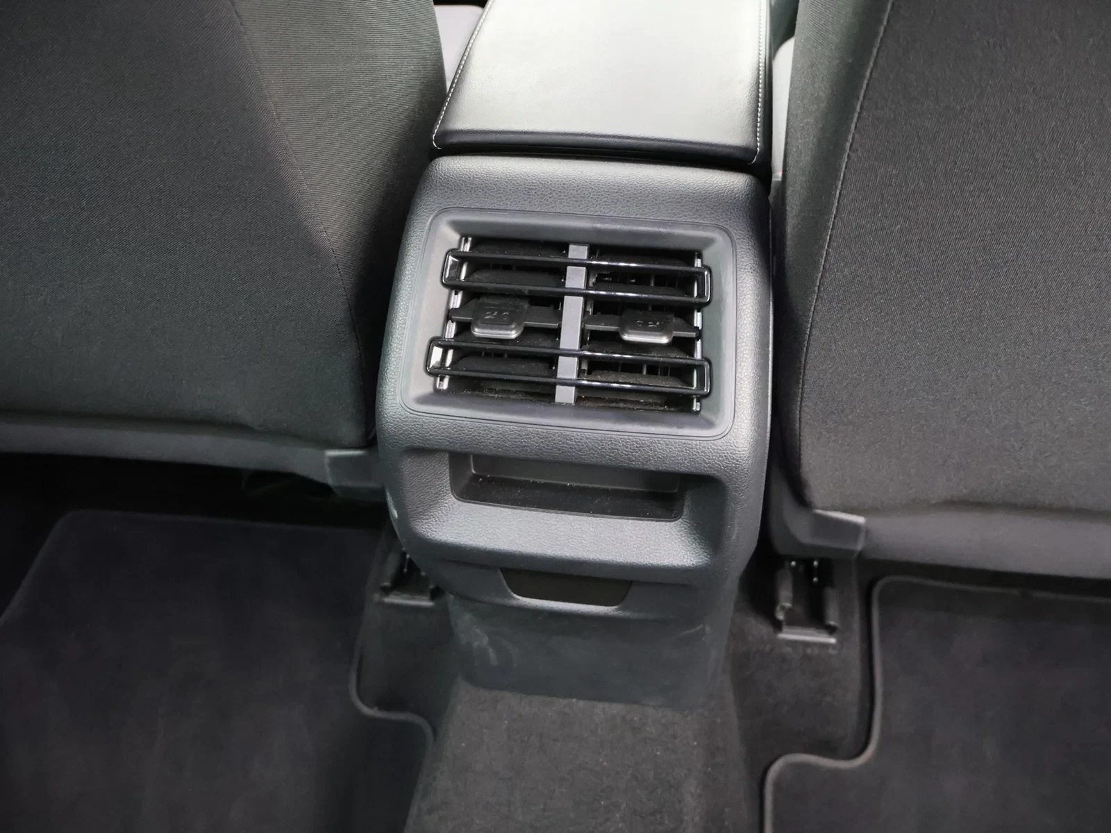 Volkswagen-Tiguan-image-13