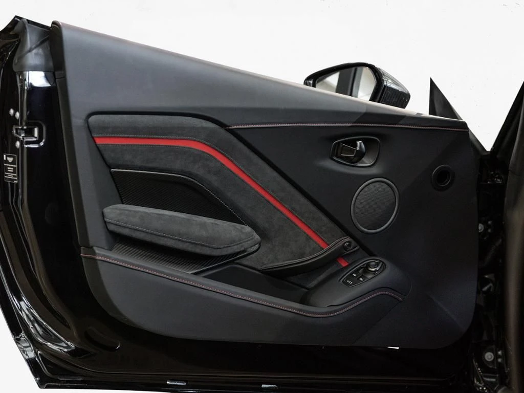 Aston Martin-V8 Vantage-image-26