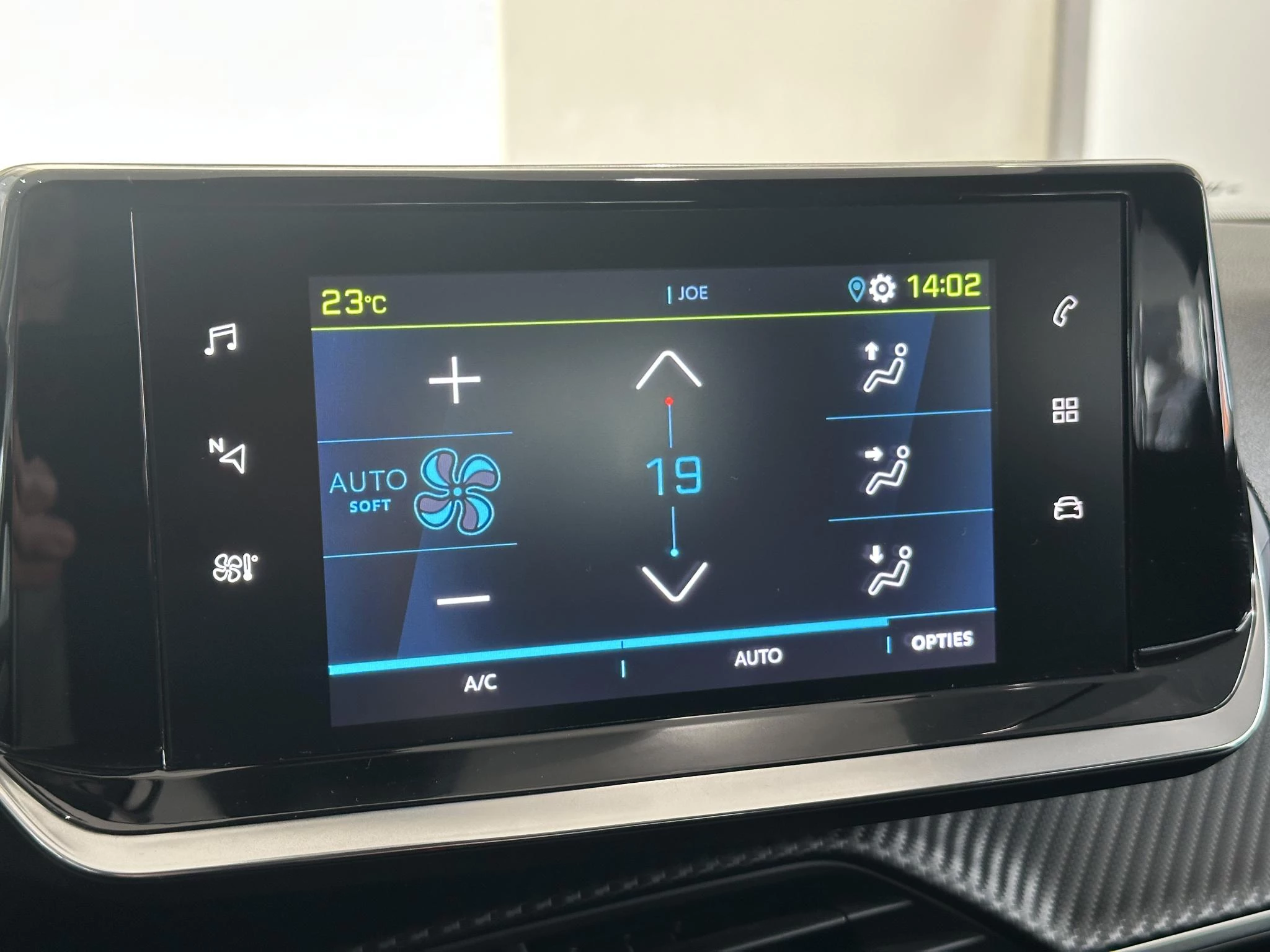 Peugeot-e-2008-image-14