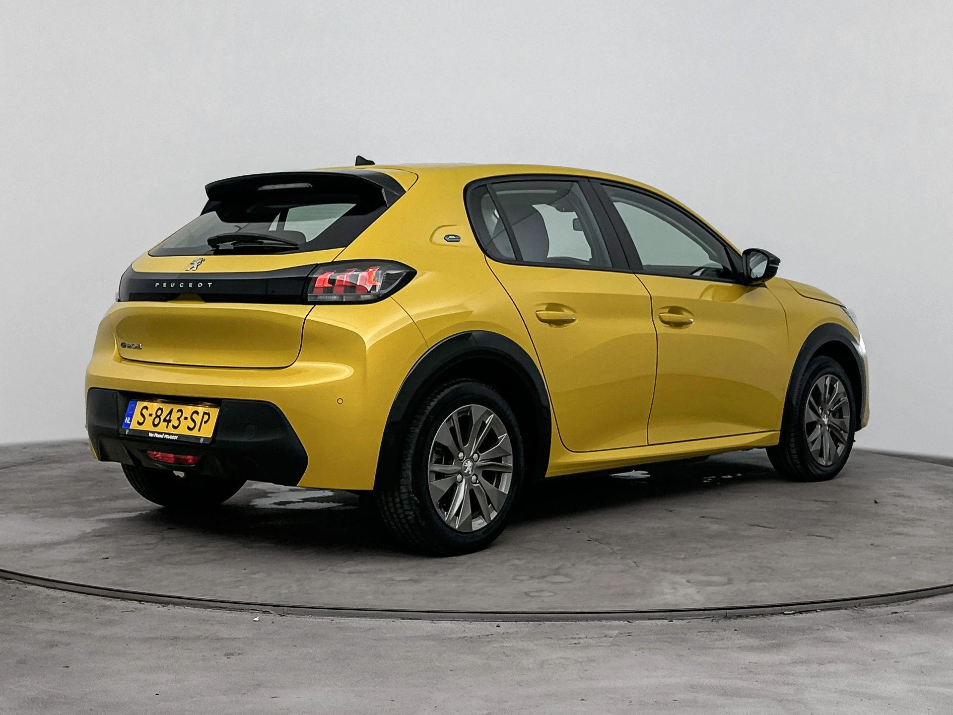 Peugeot-e-208-image-3
