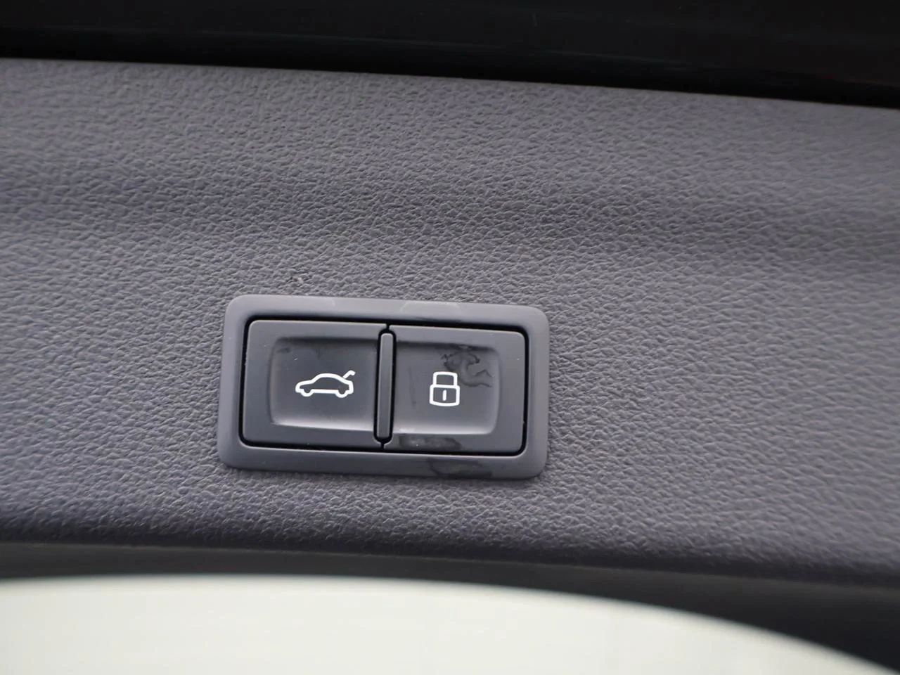 Audi A6 Avant PHEV A6 Avant PHEV 50TFSIe *AUTOMAAT*TREKHAAK*LEDER*CAMERA*ACC*VIRTUAL COCKPIT*PDC*SFEERVERLICHTING*AIRCO*...*