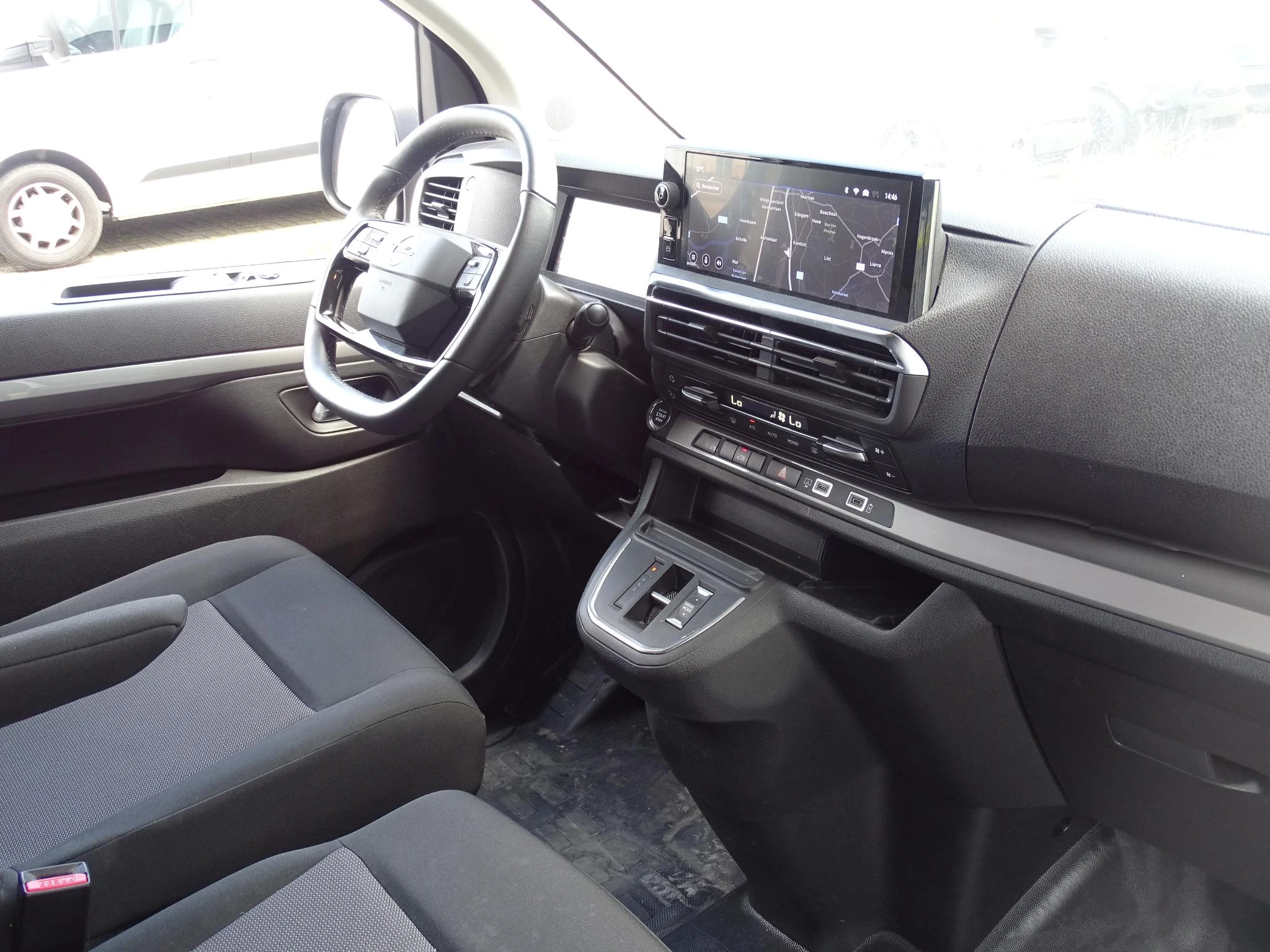 Opel-Vivaro-image-12