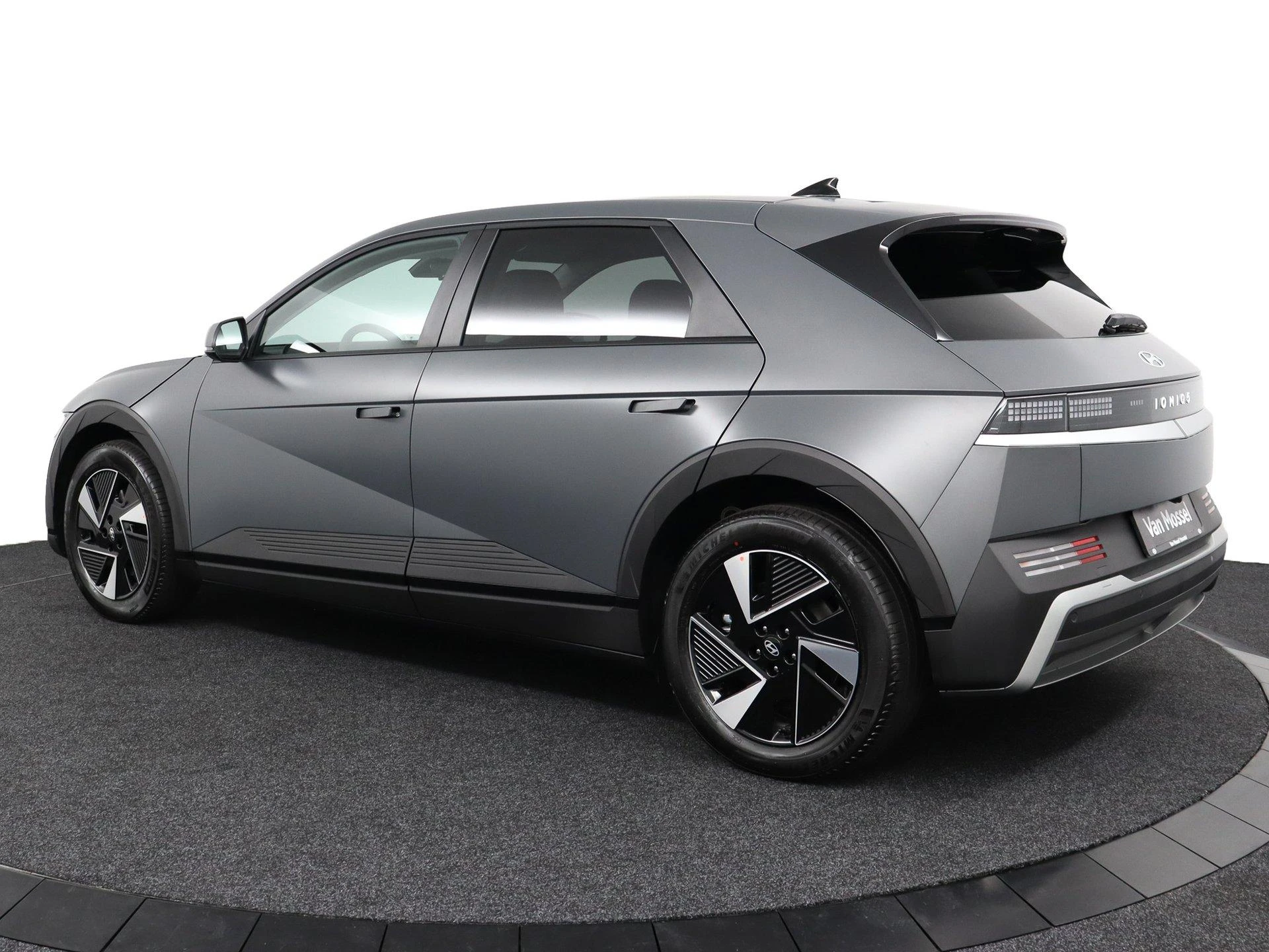 Hyundai-IONIQ 5-image-3