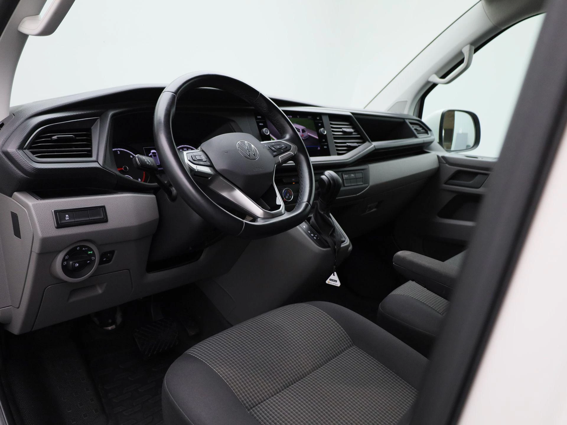 Volkswagen-Transporter-image-32