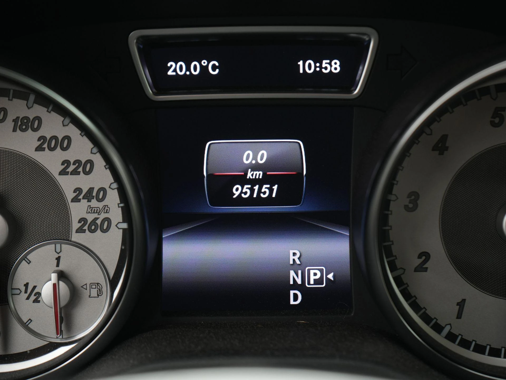 Mercedes-Benz-GLA-image-35