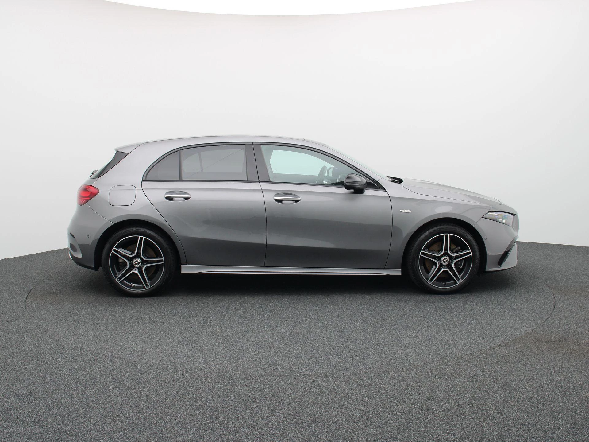 Mercedes-Benz Classe A 250 e AMG Line + MULTIBEAM LED + PANORAMISCH DAK + CARPLAY +