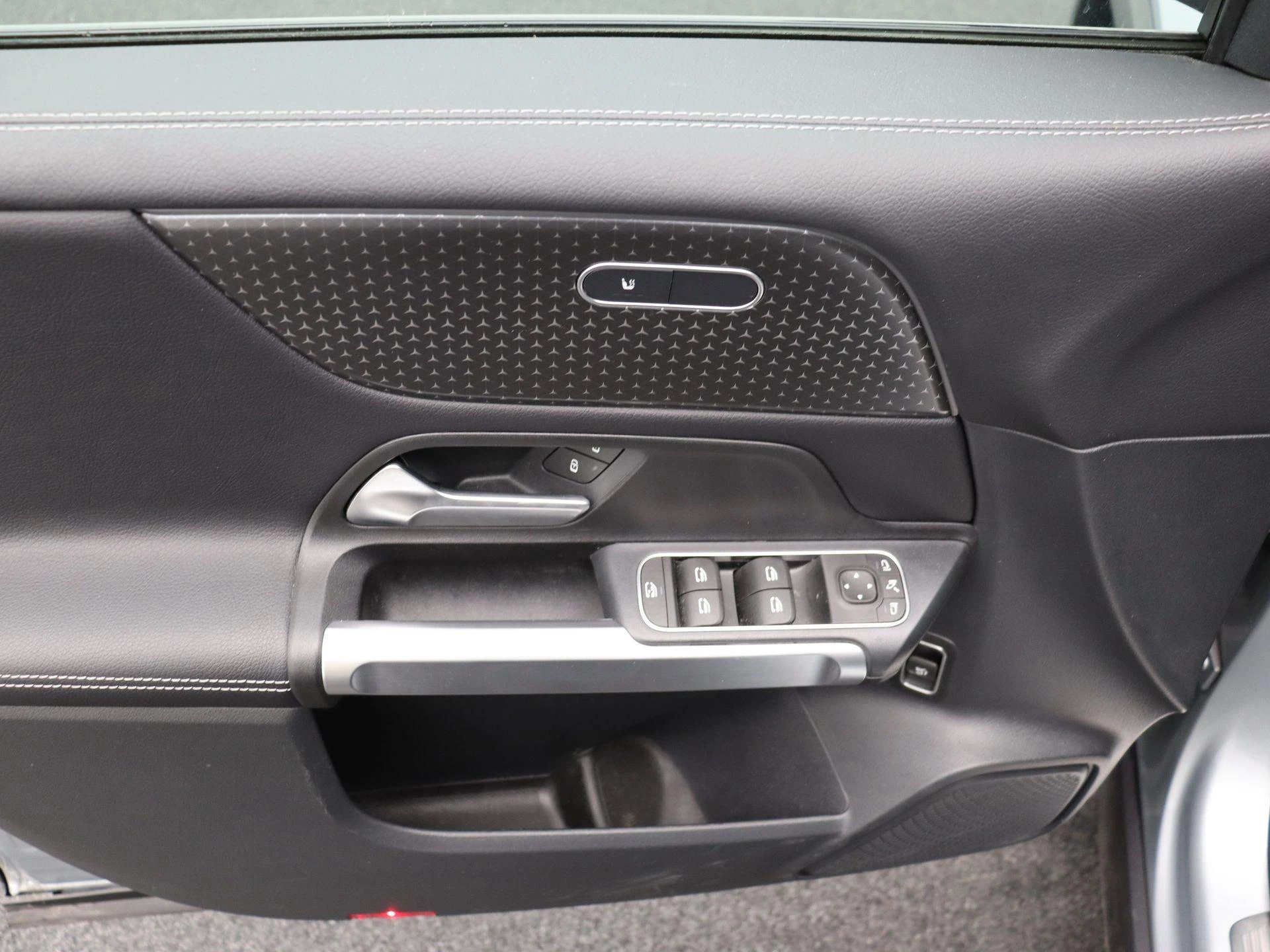 Mercedes-Benz GLB 180 Luxury Line + CARPLAY + TREKHAAK + NIGHTPAKKET +