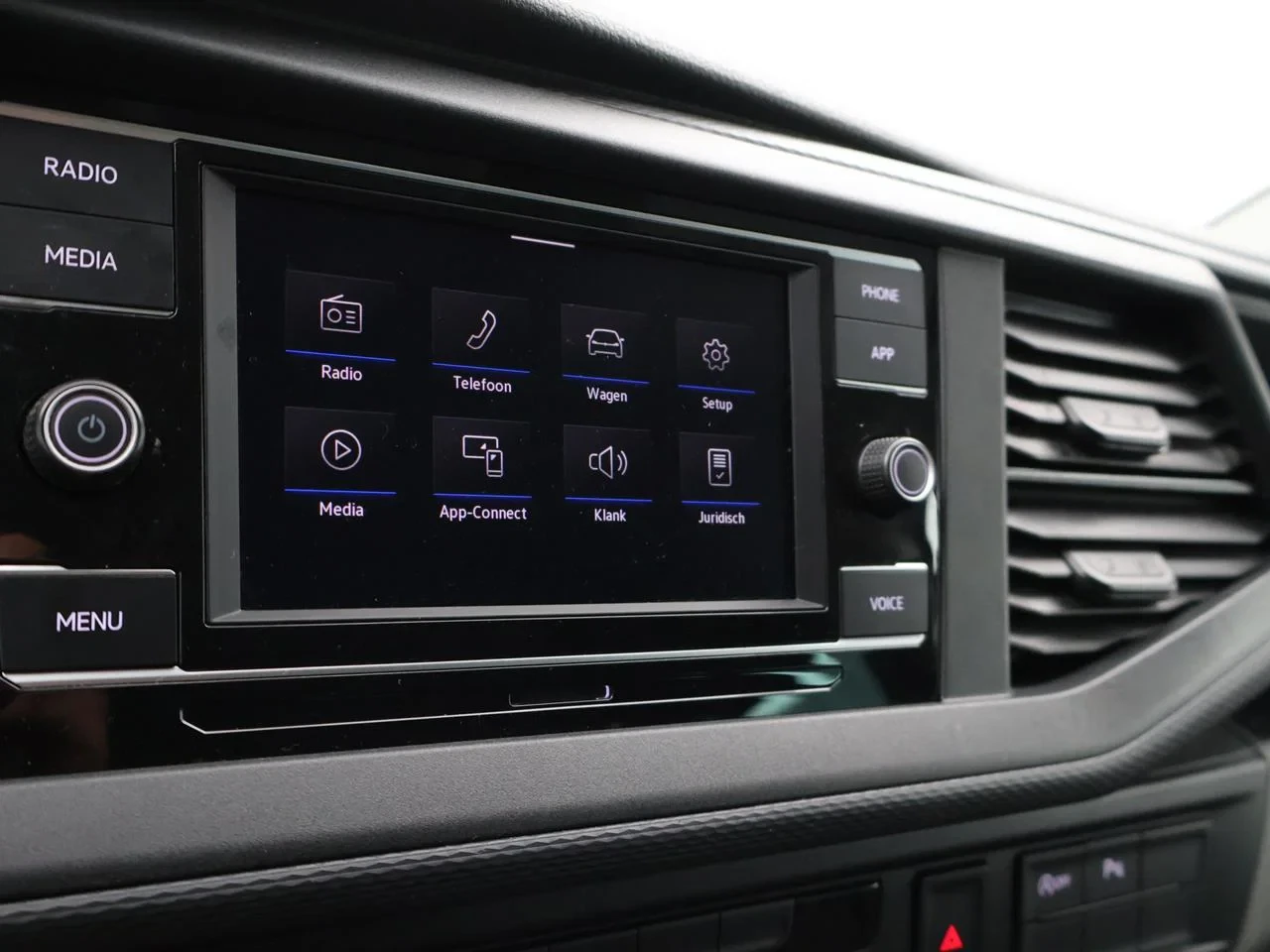 Volkswagen-Transporter-image-17