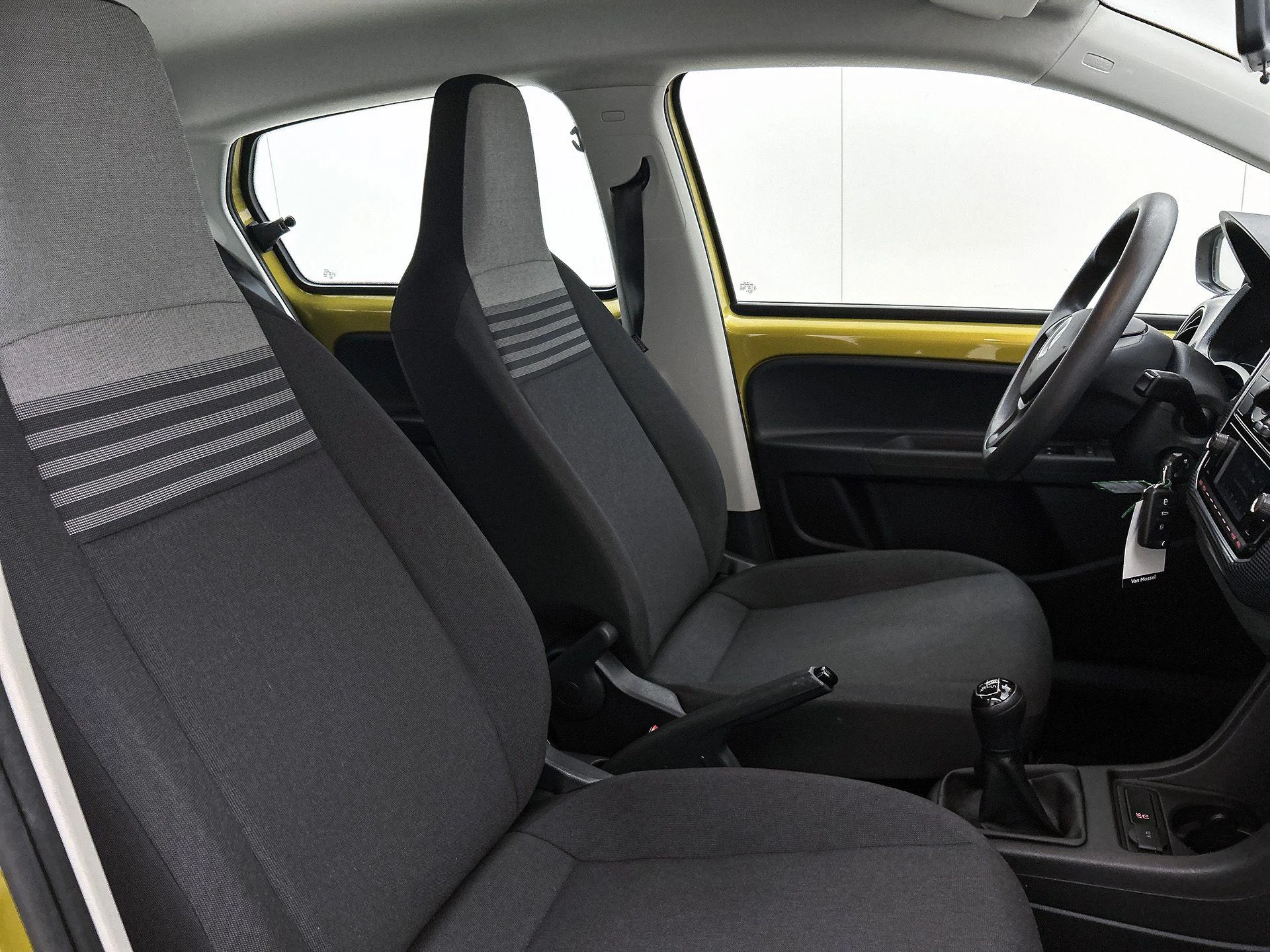 Volkswagen-up!-image-33
