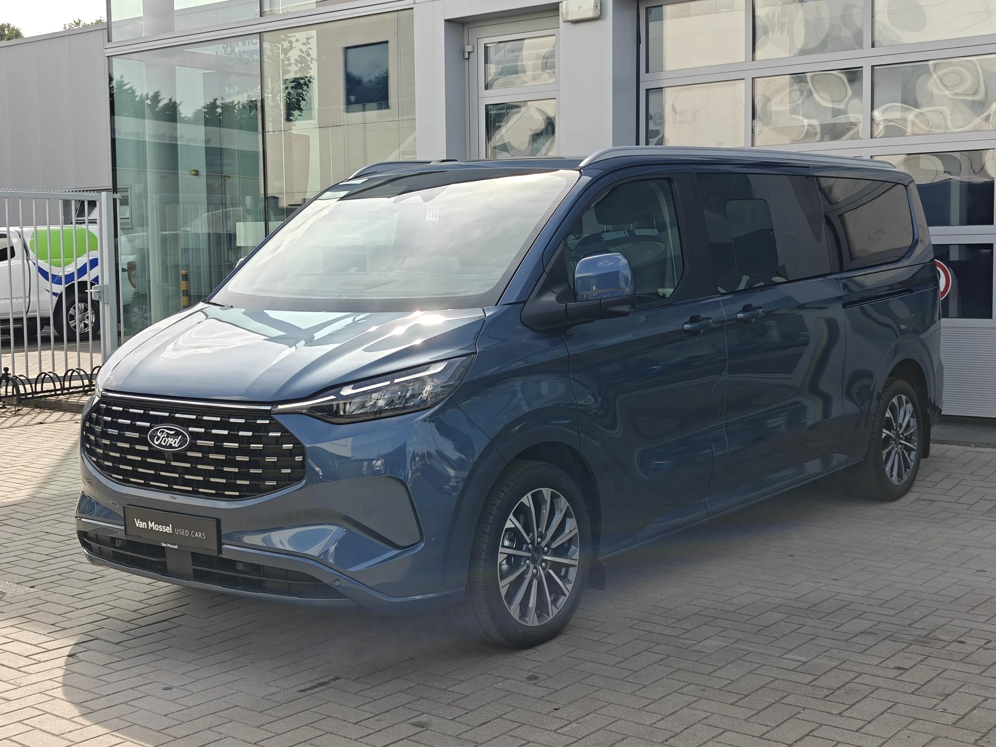 Ford-Tourneo Custom-image-2