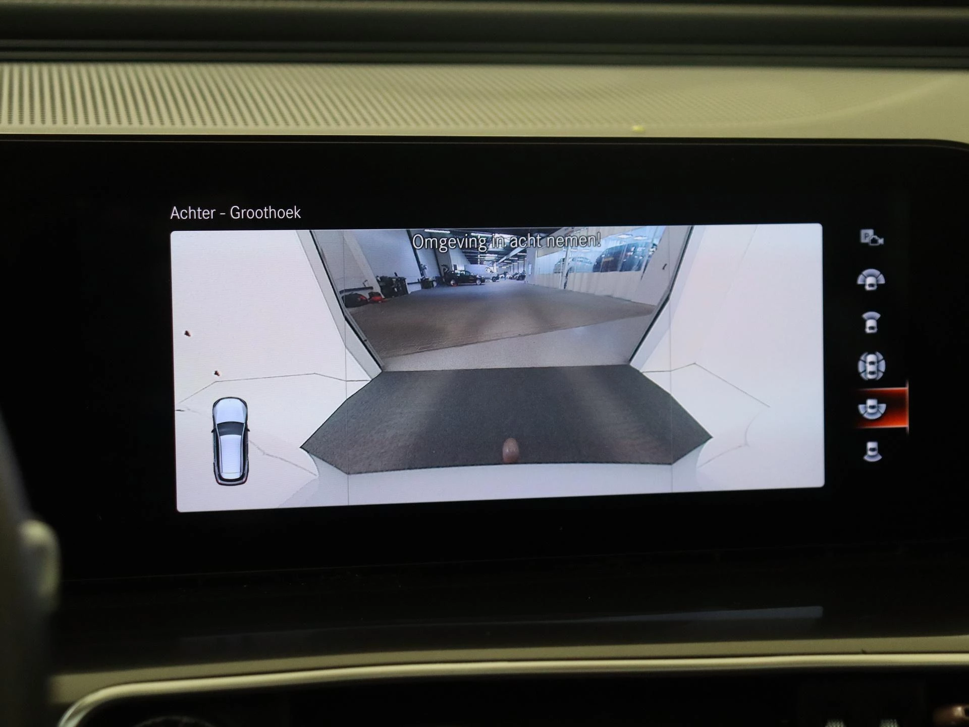 Mercedes-Benz-EQC-image-18