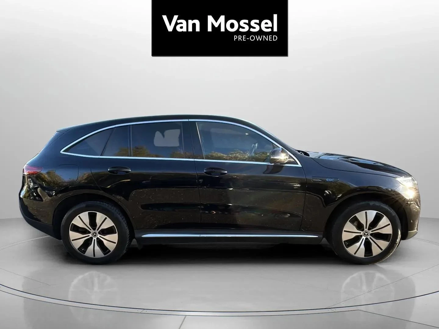 Mercedes-Benz-EQC-image-3
