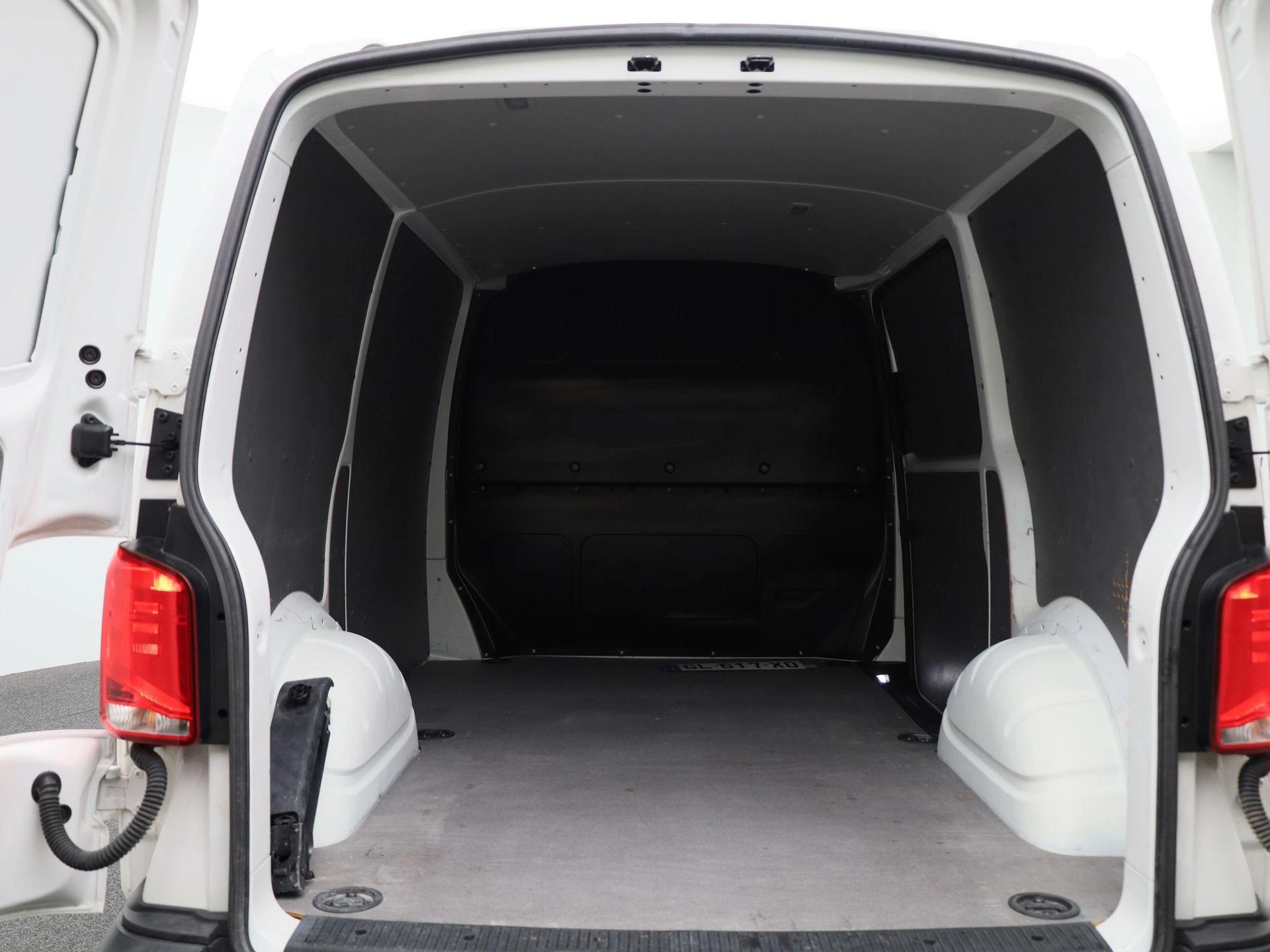 Volkswagen-Transporter-image-14