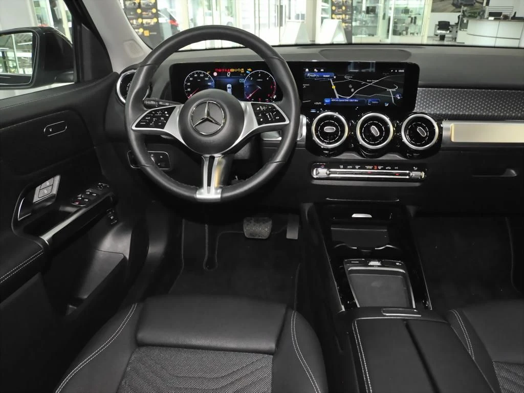Mercedes-Benz-GLB 200 d-image-9