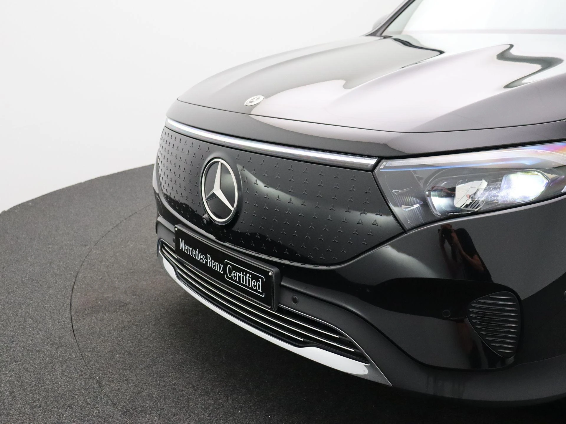 Mercedes-Benz-EQB-image-28