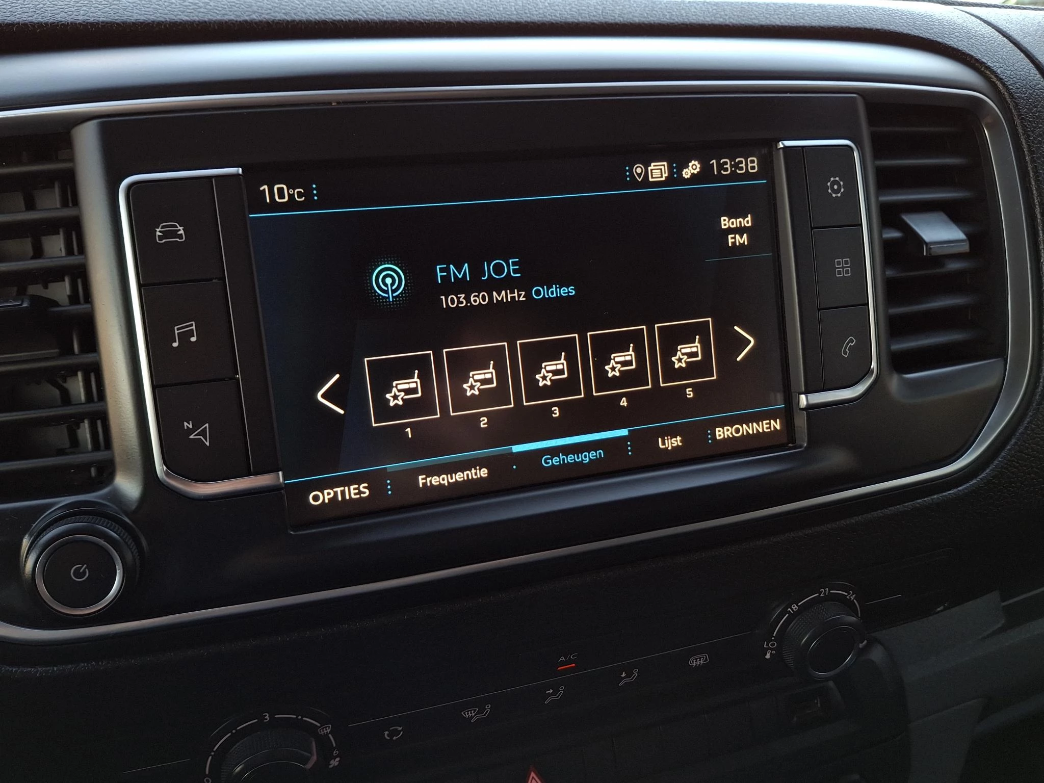 Peugeot-Expert-image-11