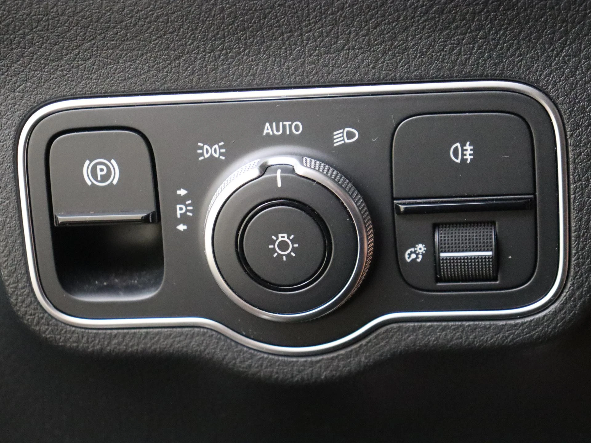 Mercedes-Benz-GLA-image-24