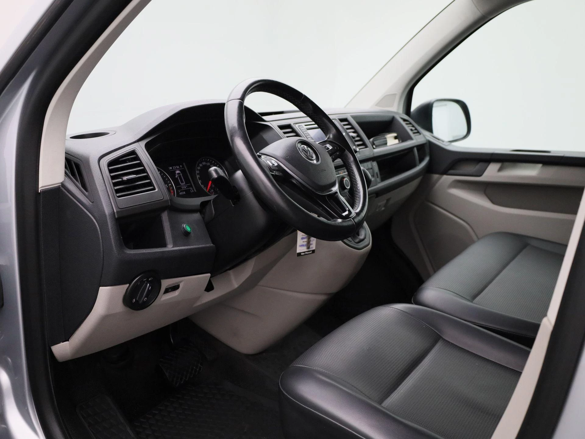 Volkswagen-Transporter-image-23