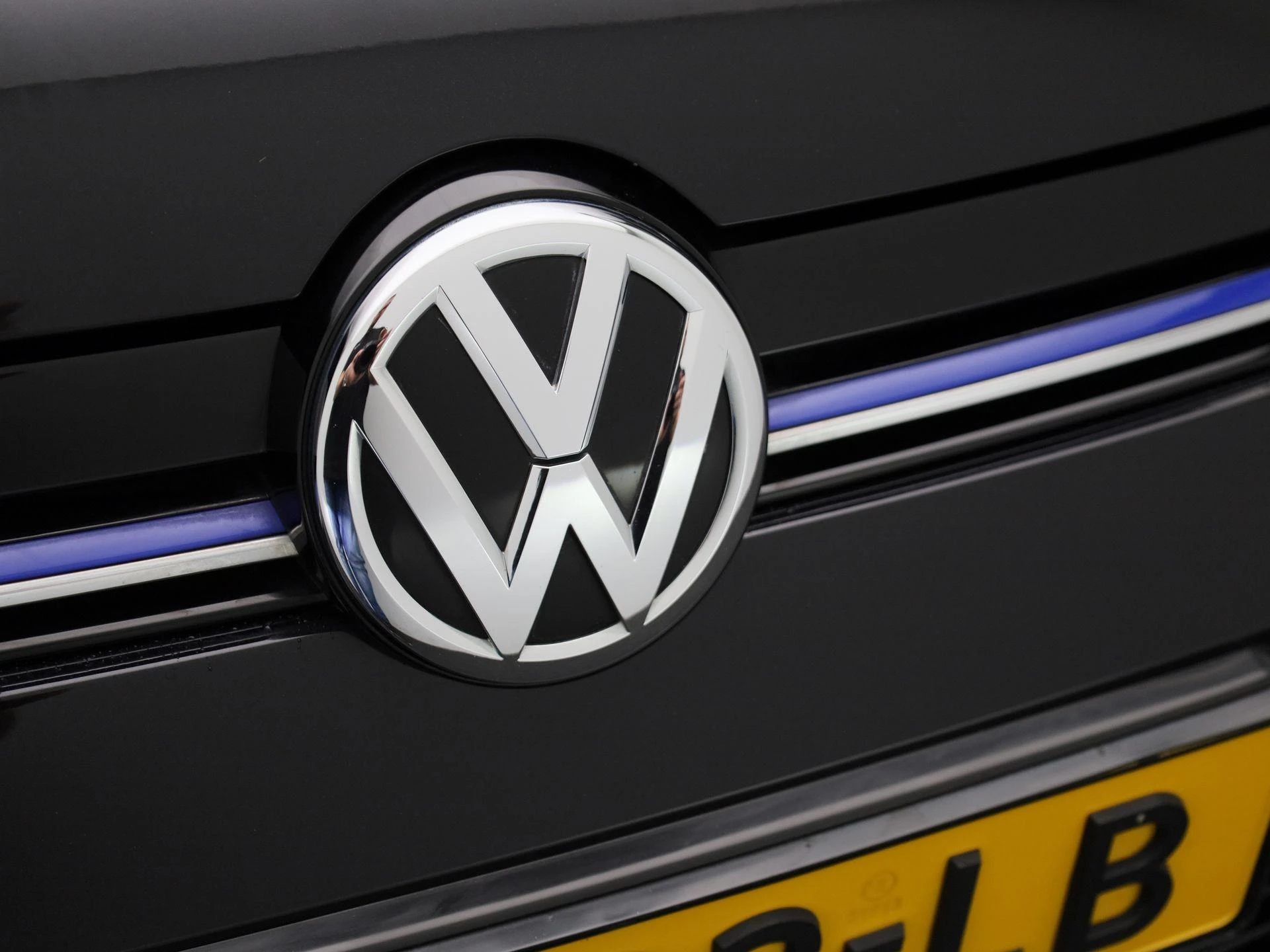 Volkswagen-e-Golf-image-30