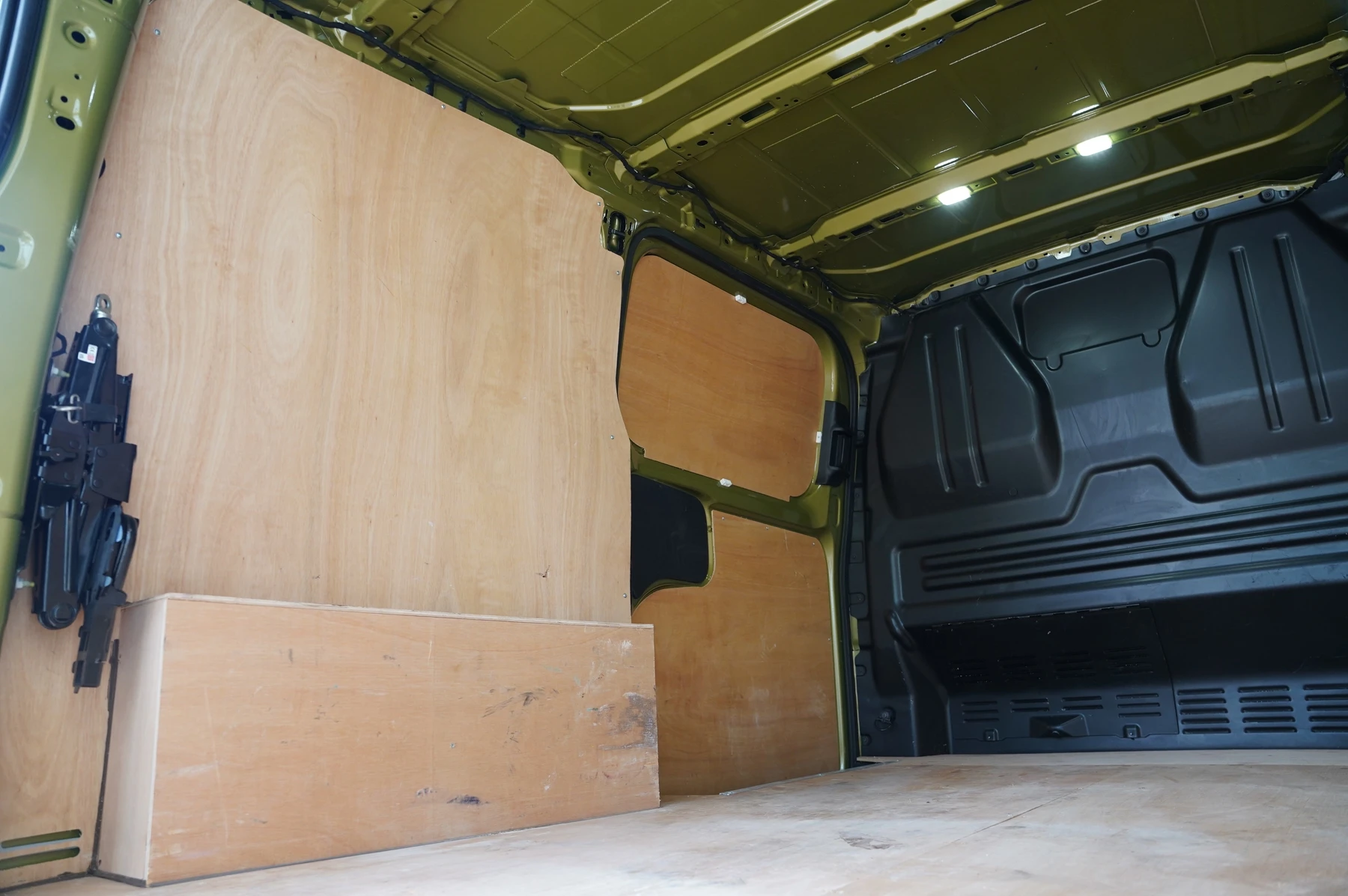 Volkswagen-Transporter-image-24