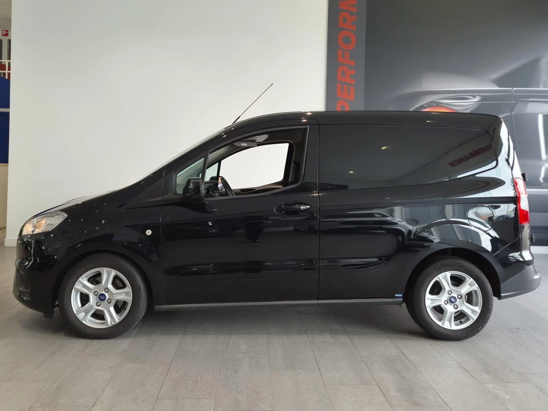 Ford-Transit Courier-image-5