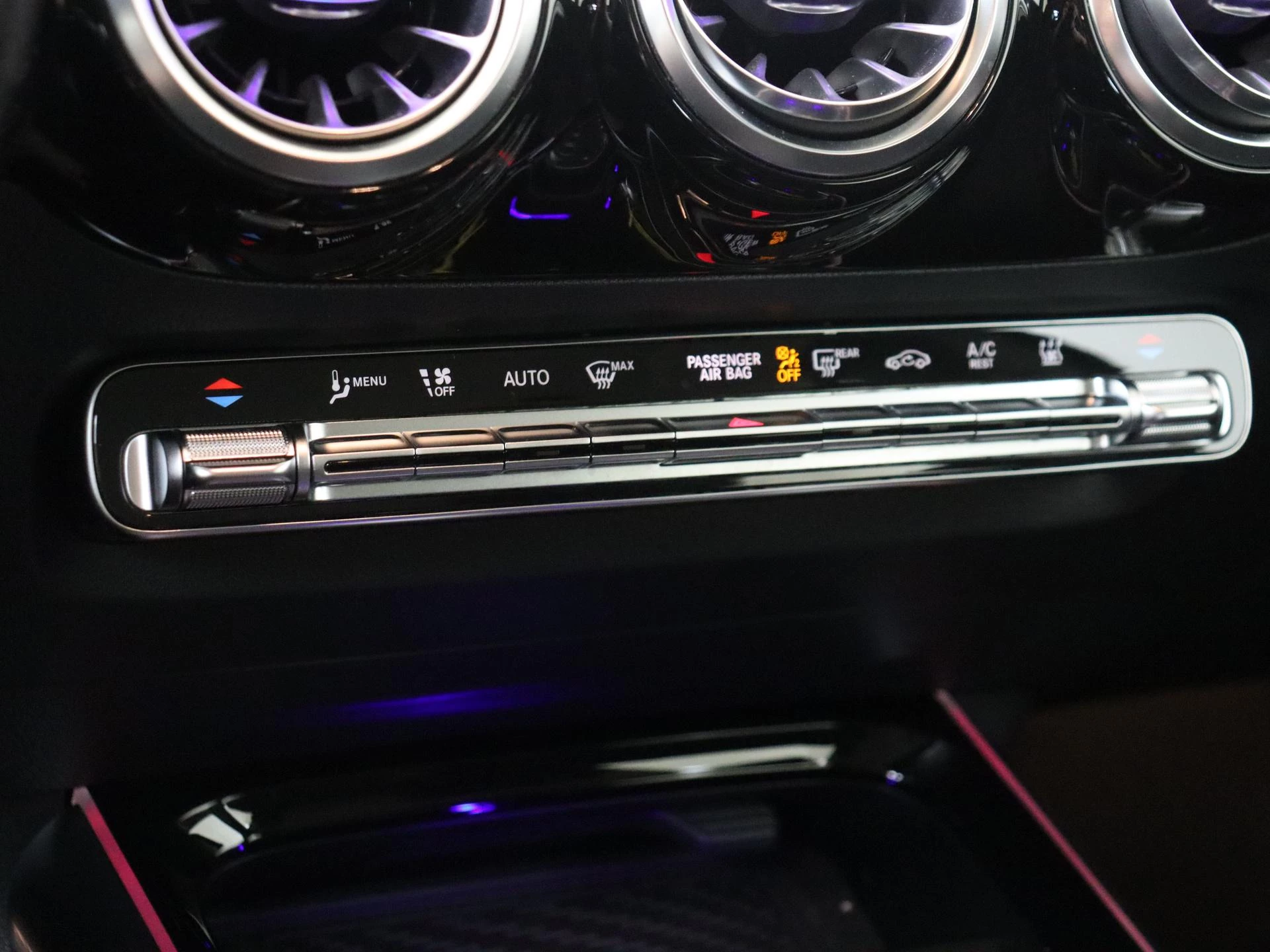 Mercedes-Benz-GLA-image-19