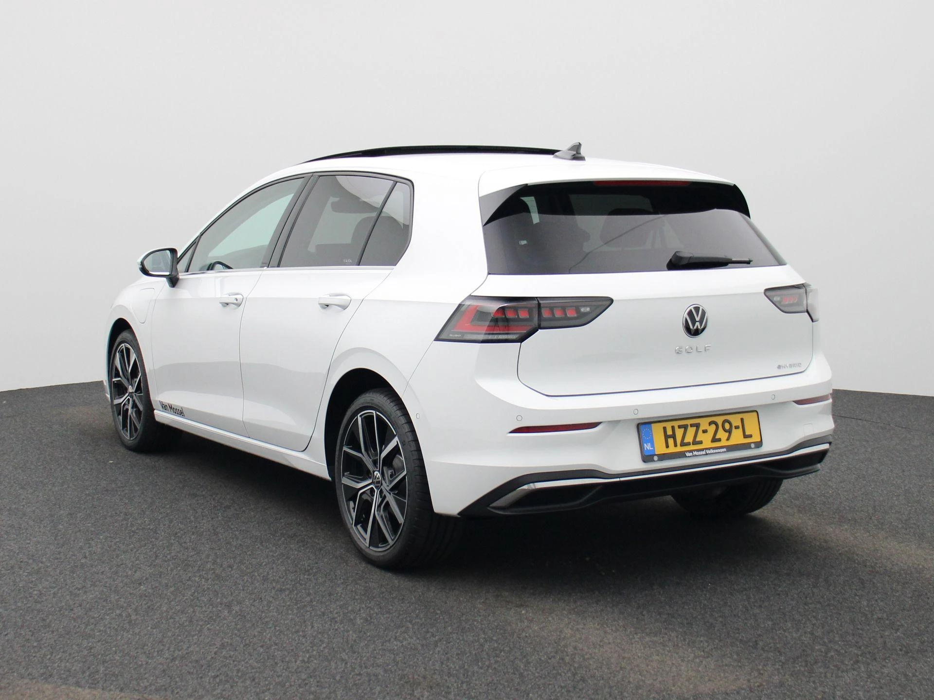 Volkswagen-Golf-image-1