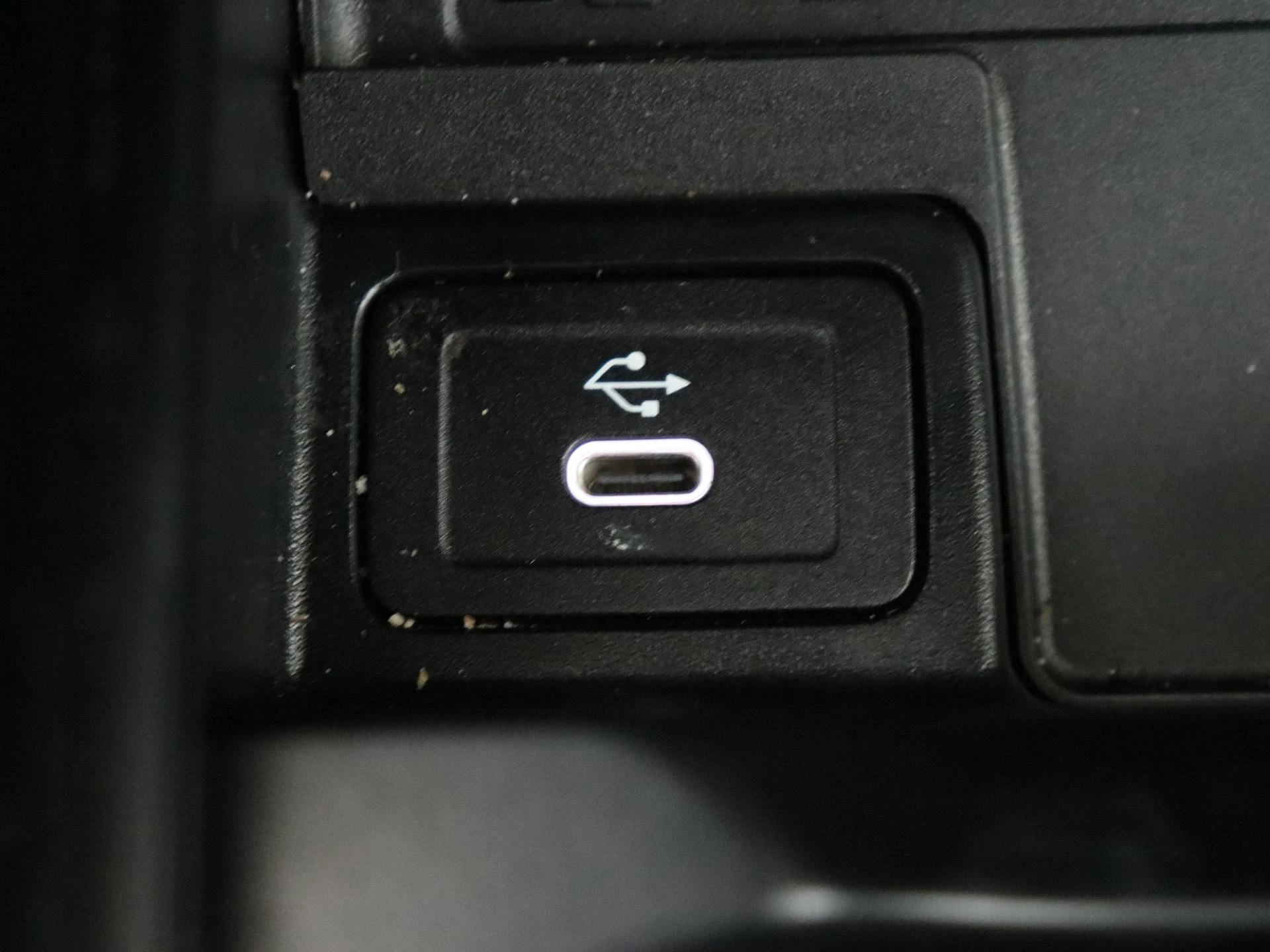 Mercedes-Benz-GLB-image-24