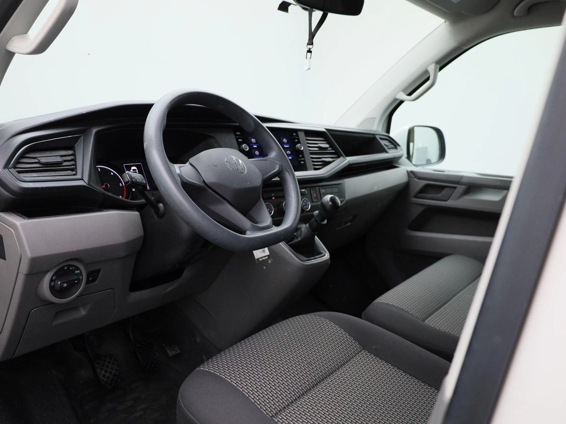 Volkswagen-Transporter-image-32