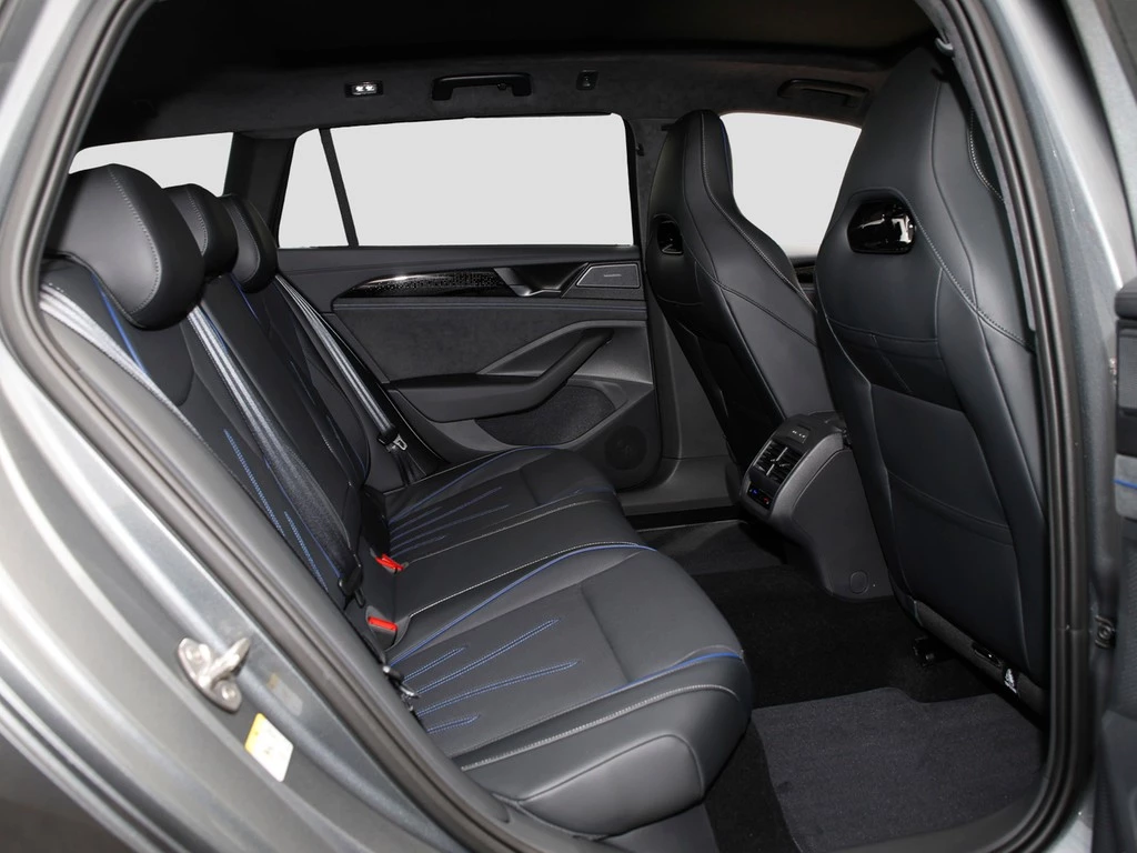 Volkswagen Passat R-Line 1,5 l eHybrid 177 PS / 85 KW 6-Gang DSG