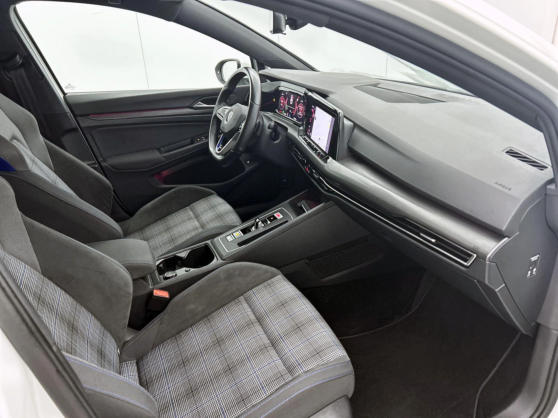 Volkswagen-Golf-image-23