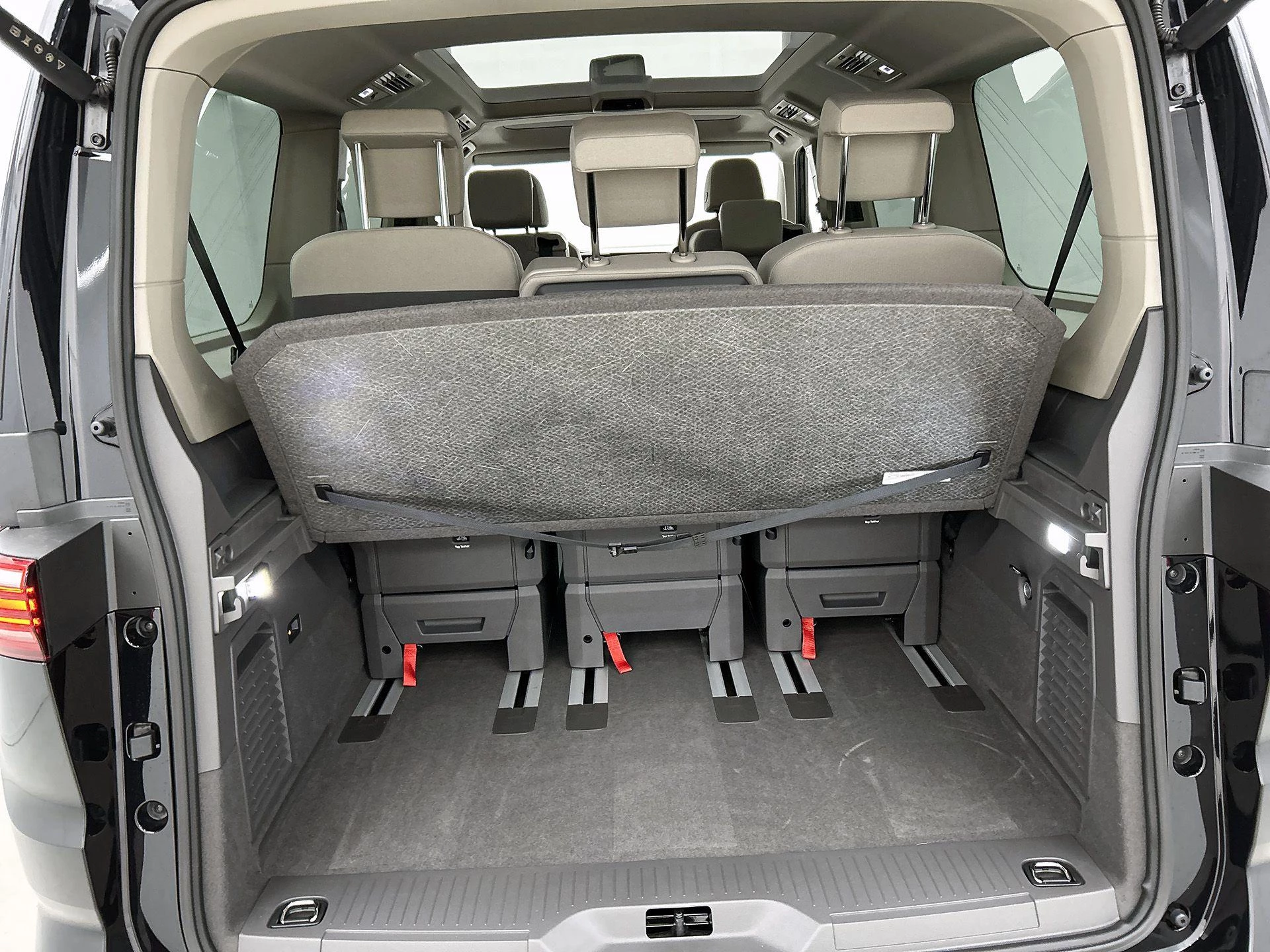Volkswagen-Multivan-image-17