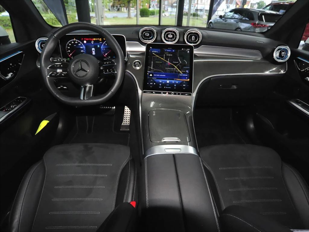 Mercedes-Benz-GLC 300 d-image-11