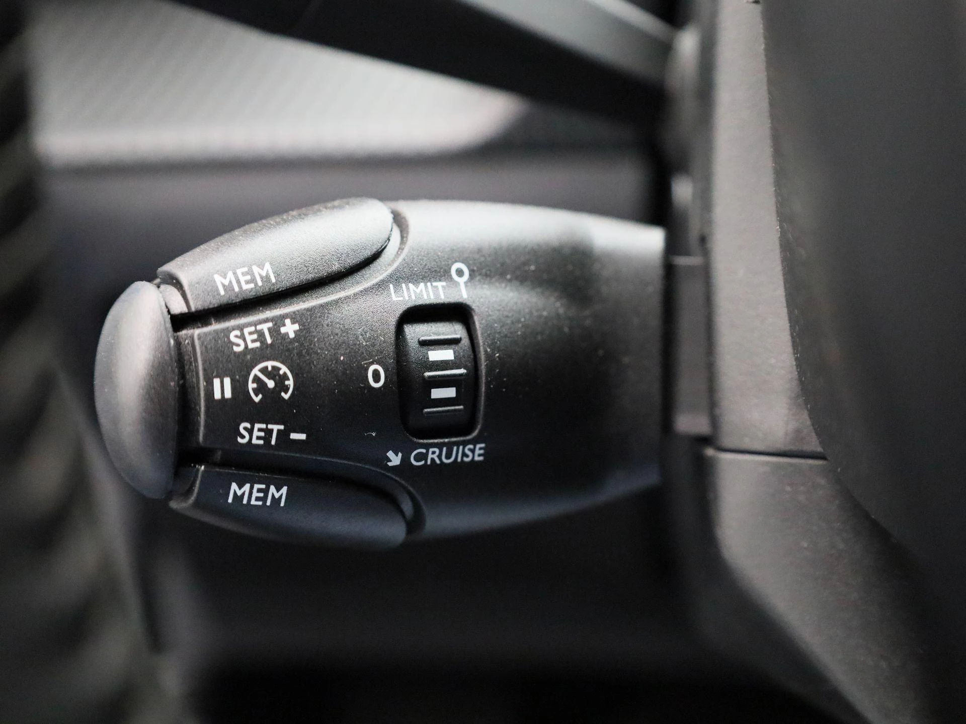 Peugeot-e-2008-image-36