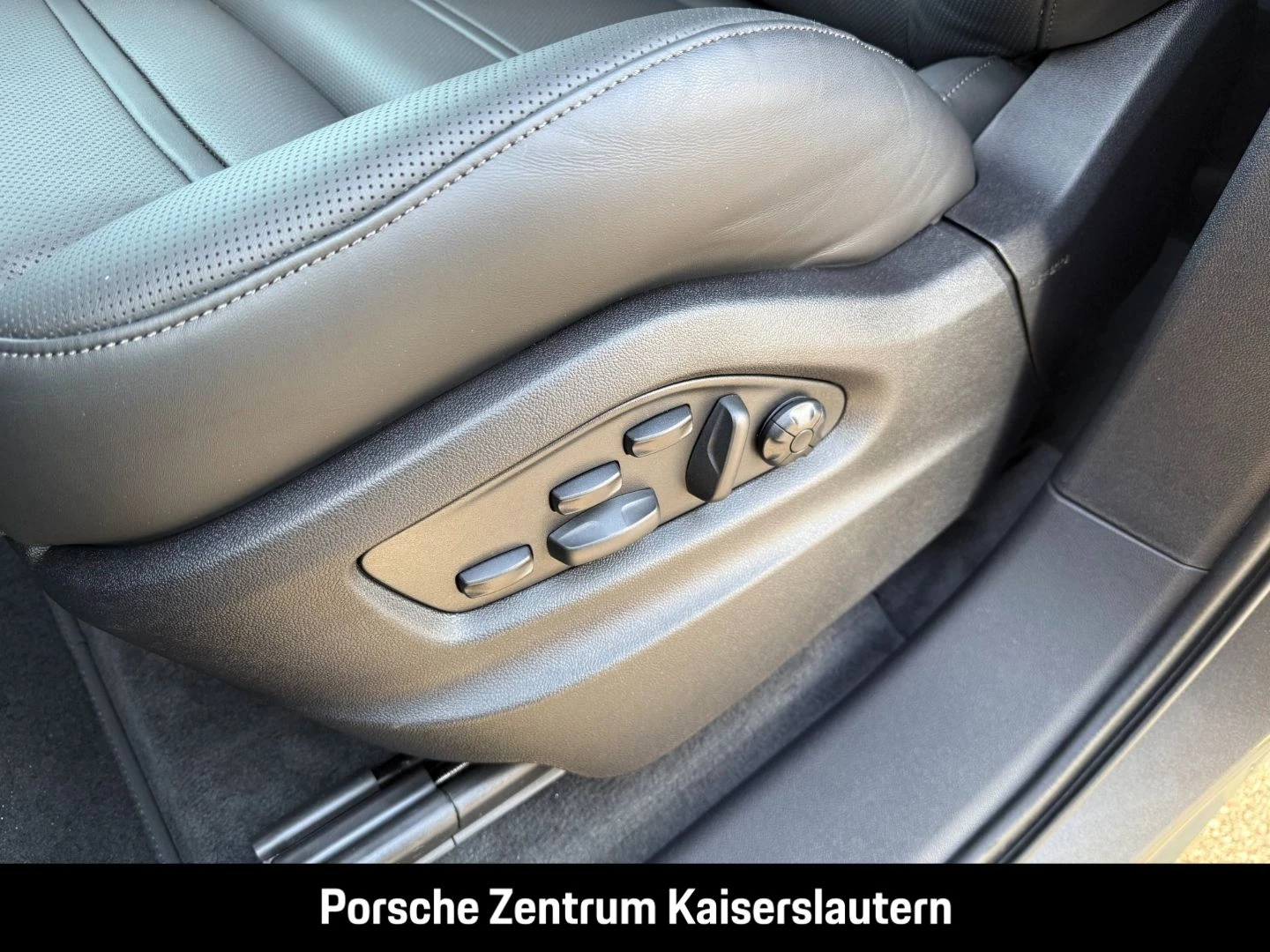 Porsche Cayenne E-Hybrid Black Edition HA-Lenkung 21-Zol black edition