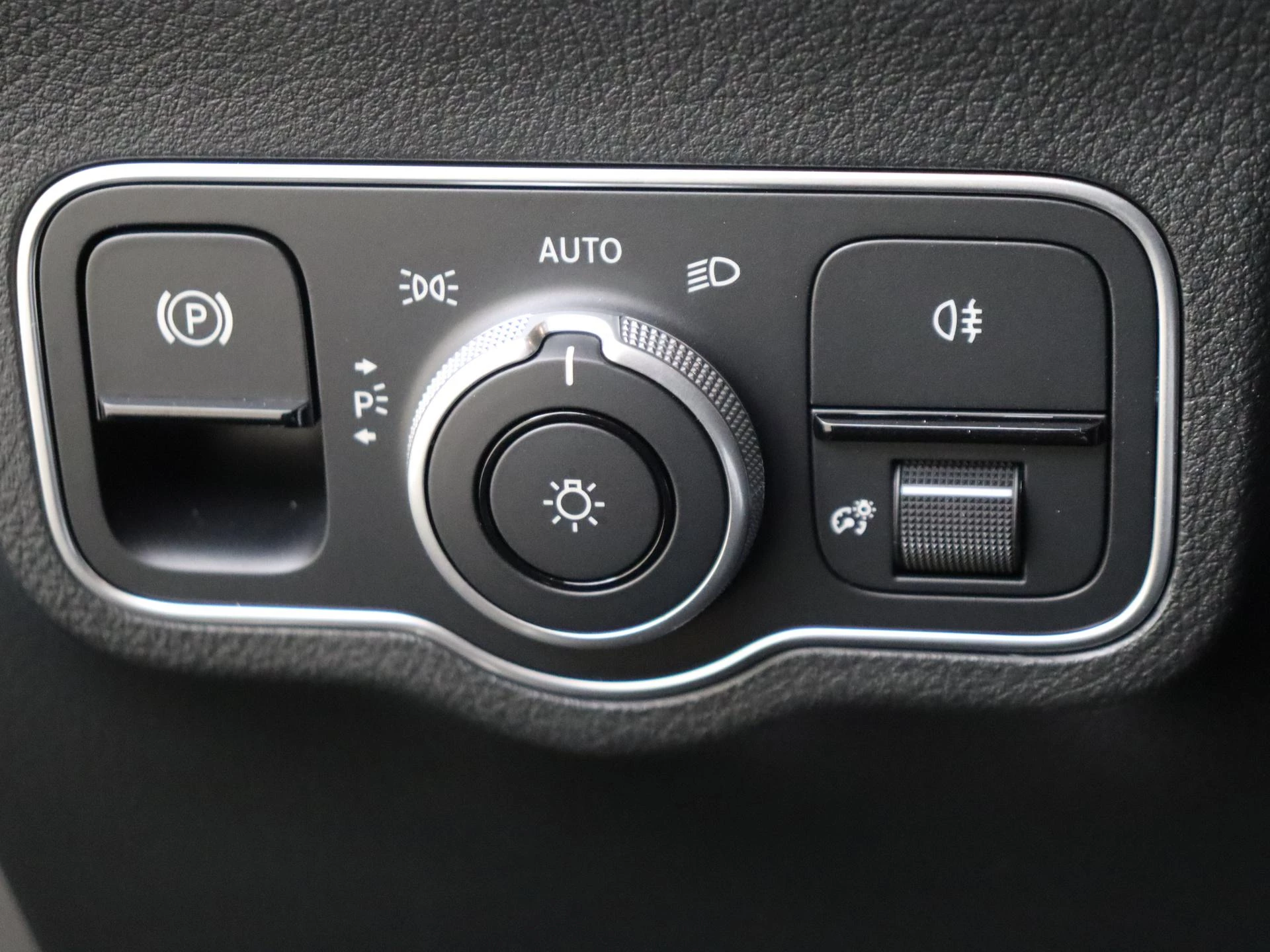 Mercedes-Benz-GLA-image-23