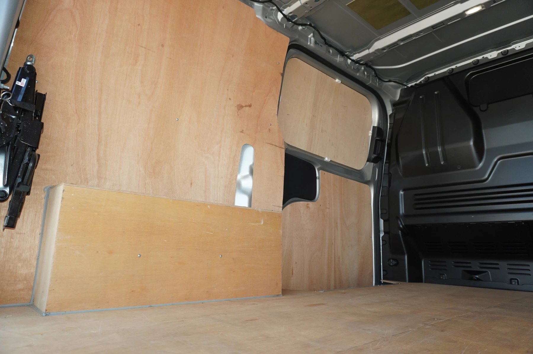 Volkswagen-Transporter-image-13