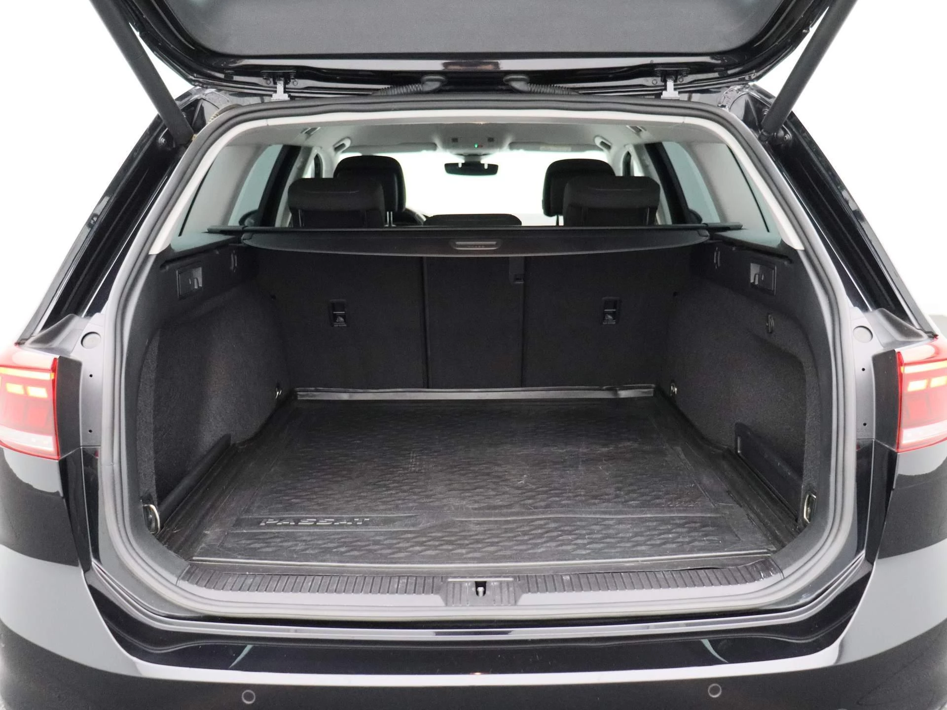 Volkswagen-Passat-image-13