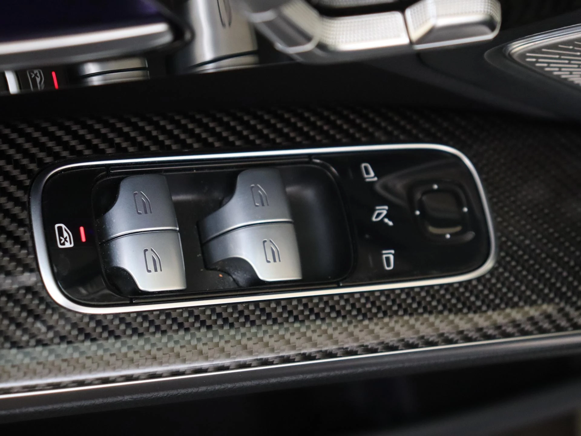 Mercedes-Benz-EQS-image-25