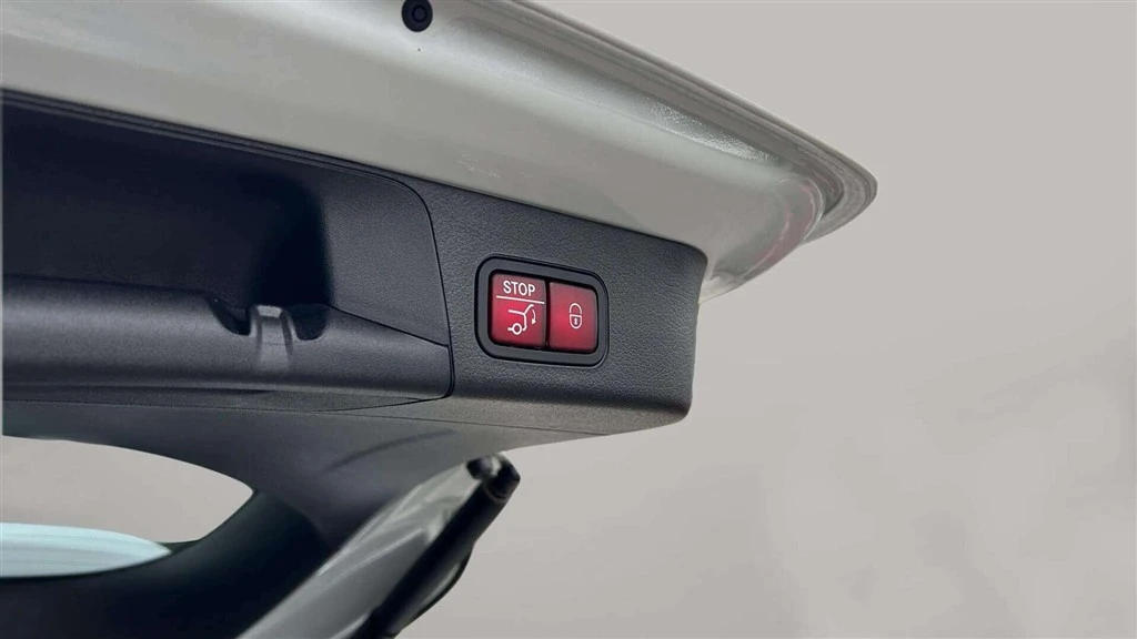 Mercedes-Benz-EQB-image-29