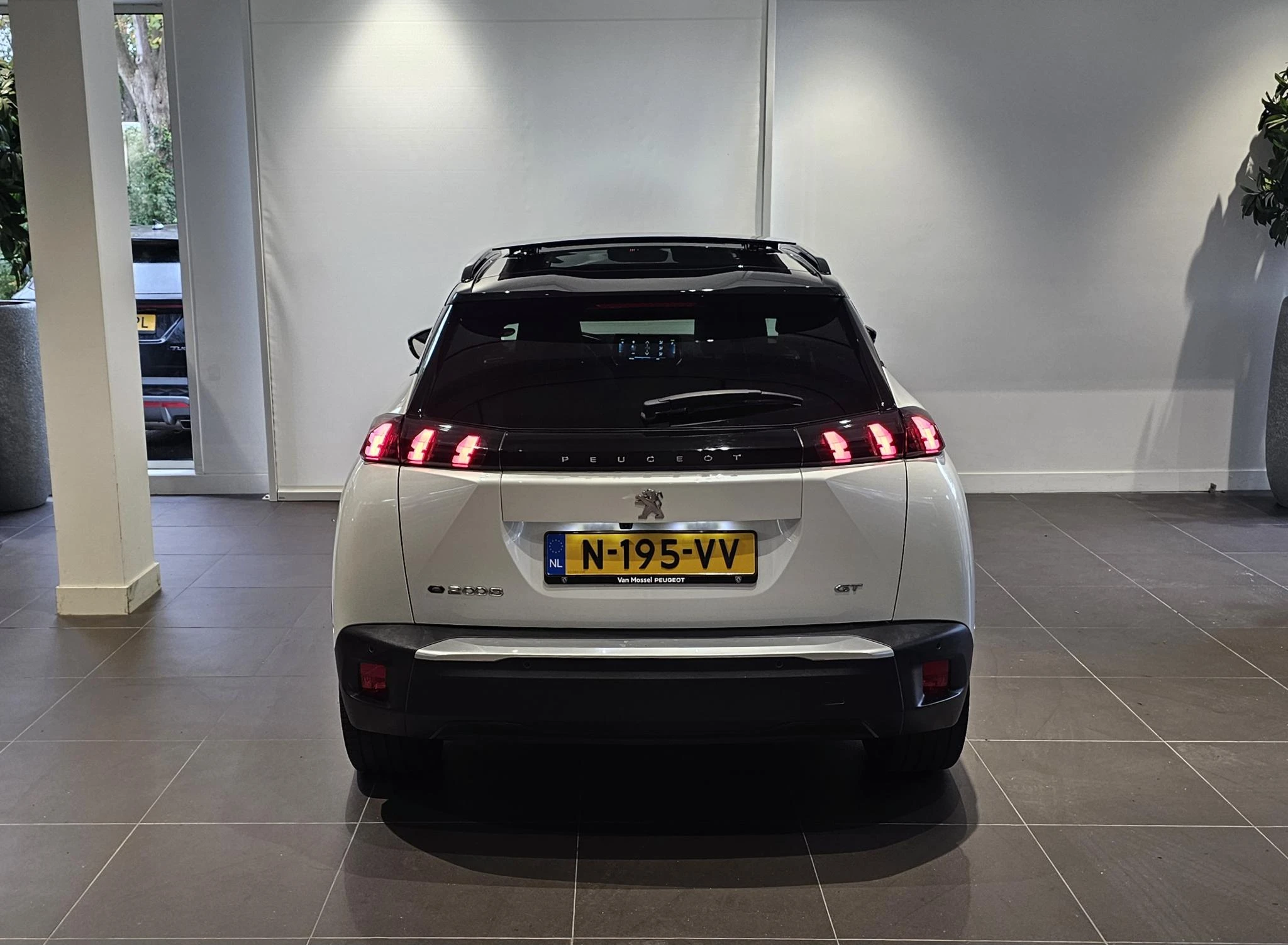 Peugeot-e-2008-image-5