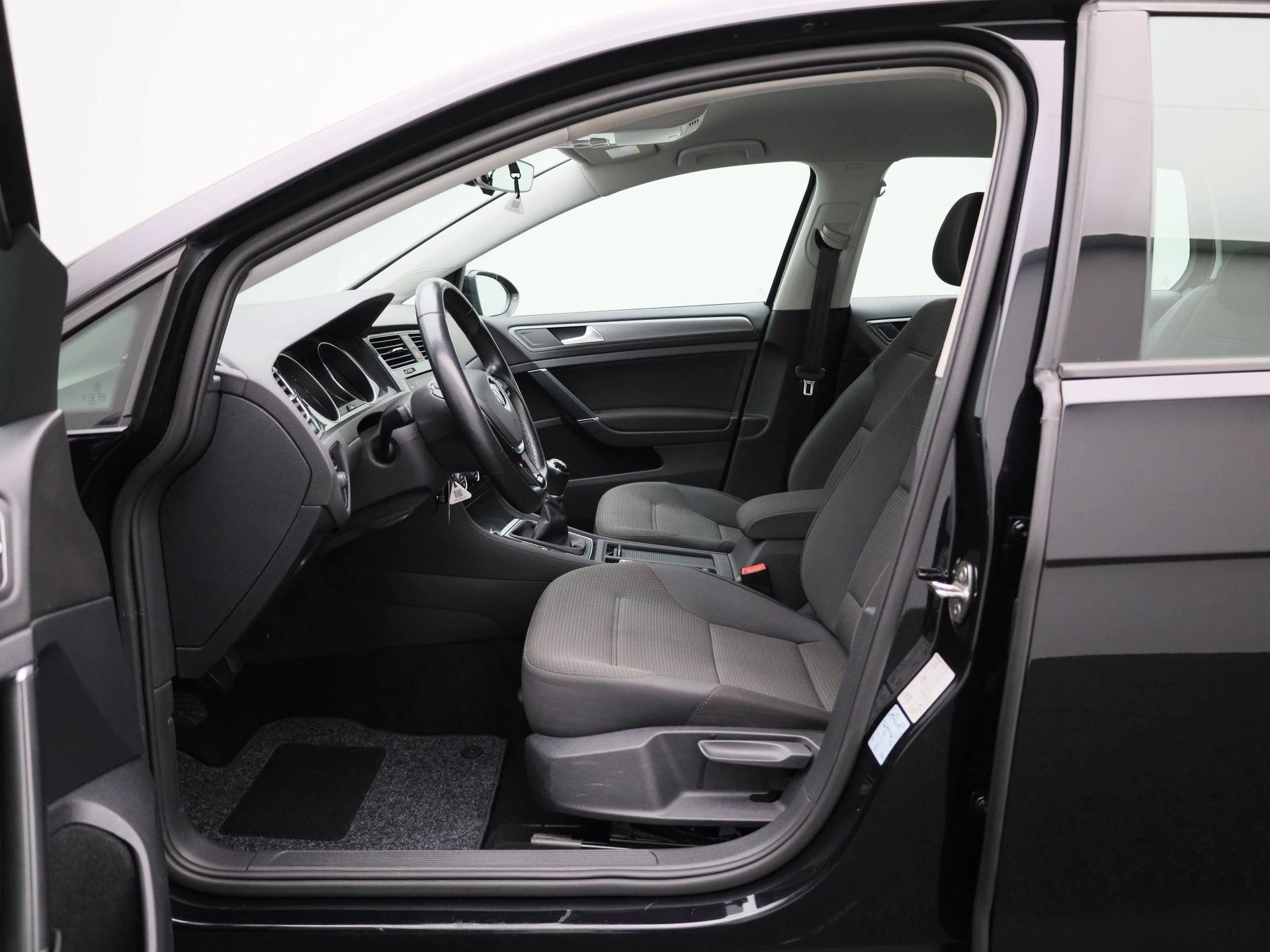 Volkswagen-Golf-image-9