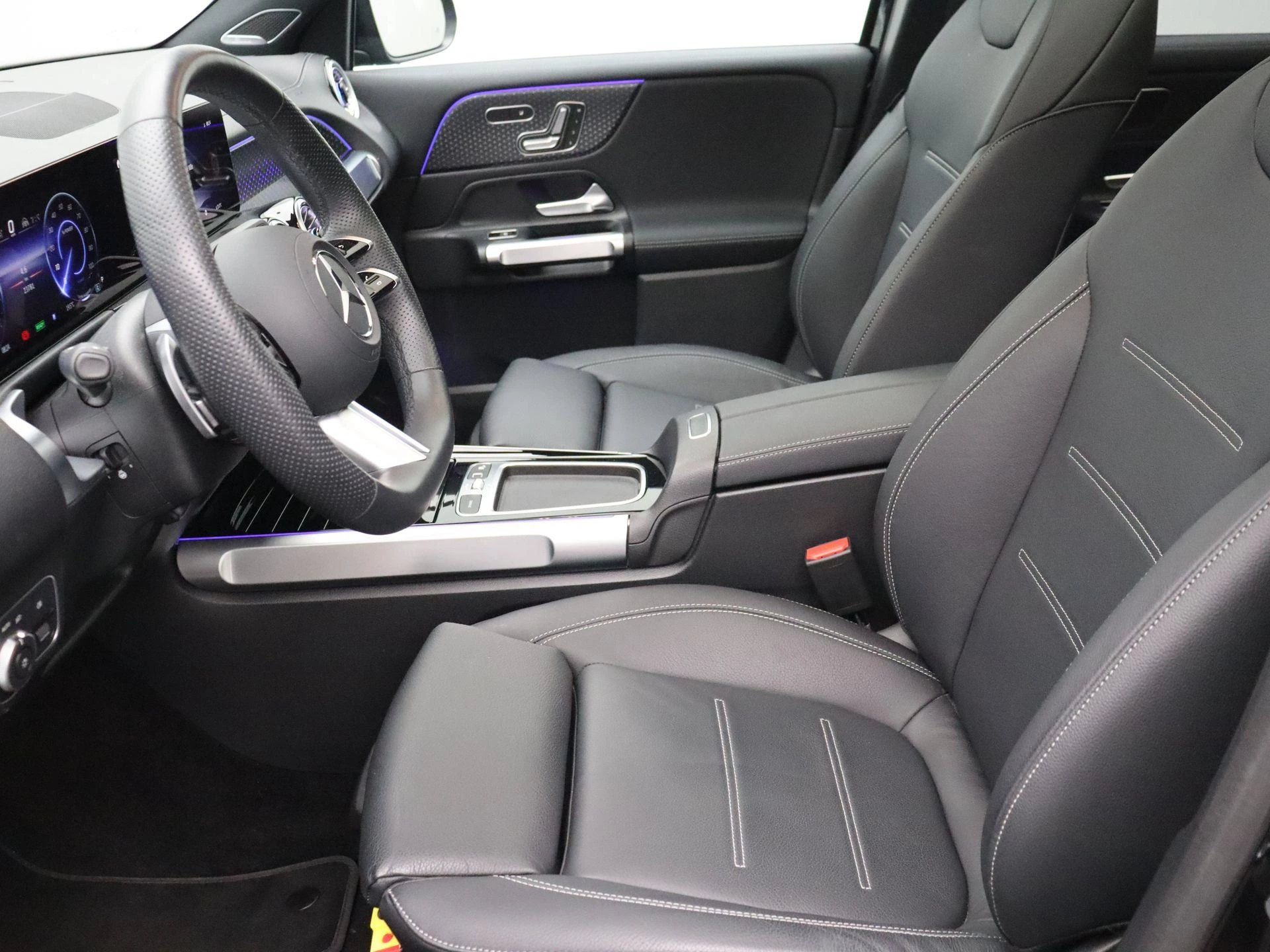 Mercedes-Benz EQB 250+ AMG Line + LEDER + PANO + BURMESTER + CARPLAY + HEAD UP +