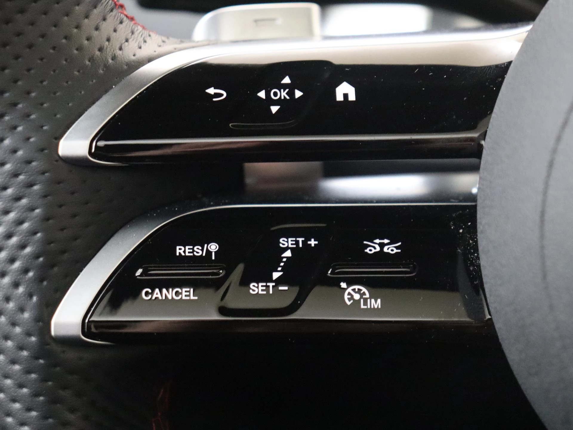 Mercedes-Benz-EQB-image-15