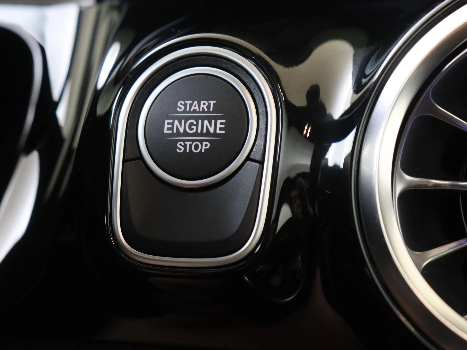 Mercedes-Benz-GLA-image-23