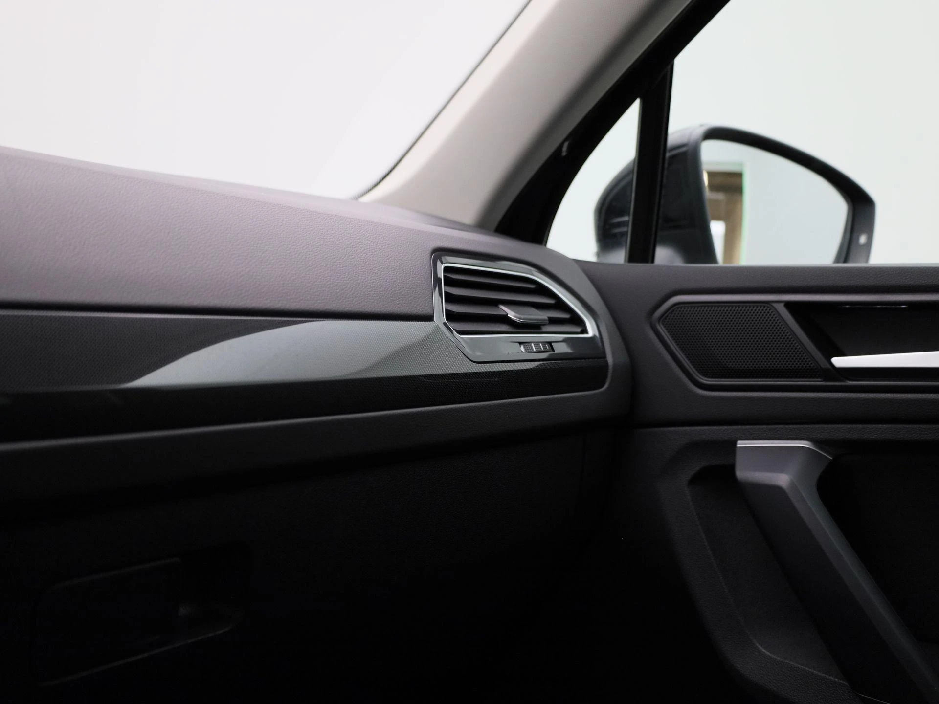 Volkswagen-Tiguan-image-29