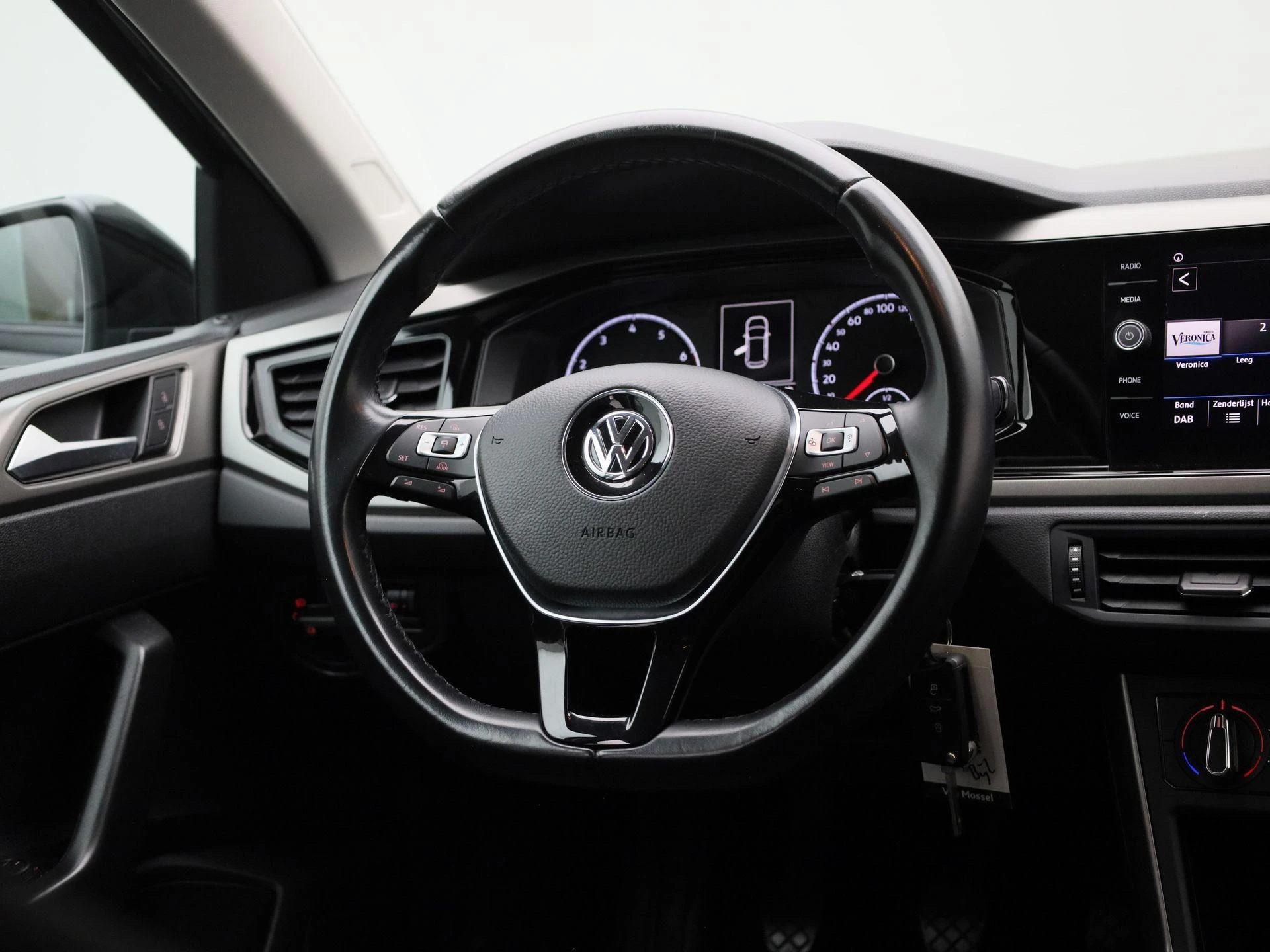 Volkswagen-Polo-image-9
