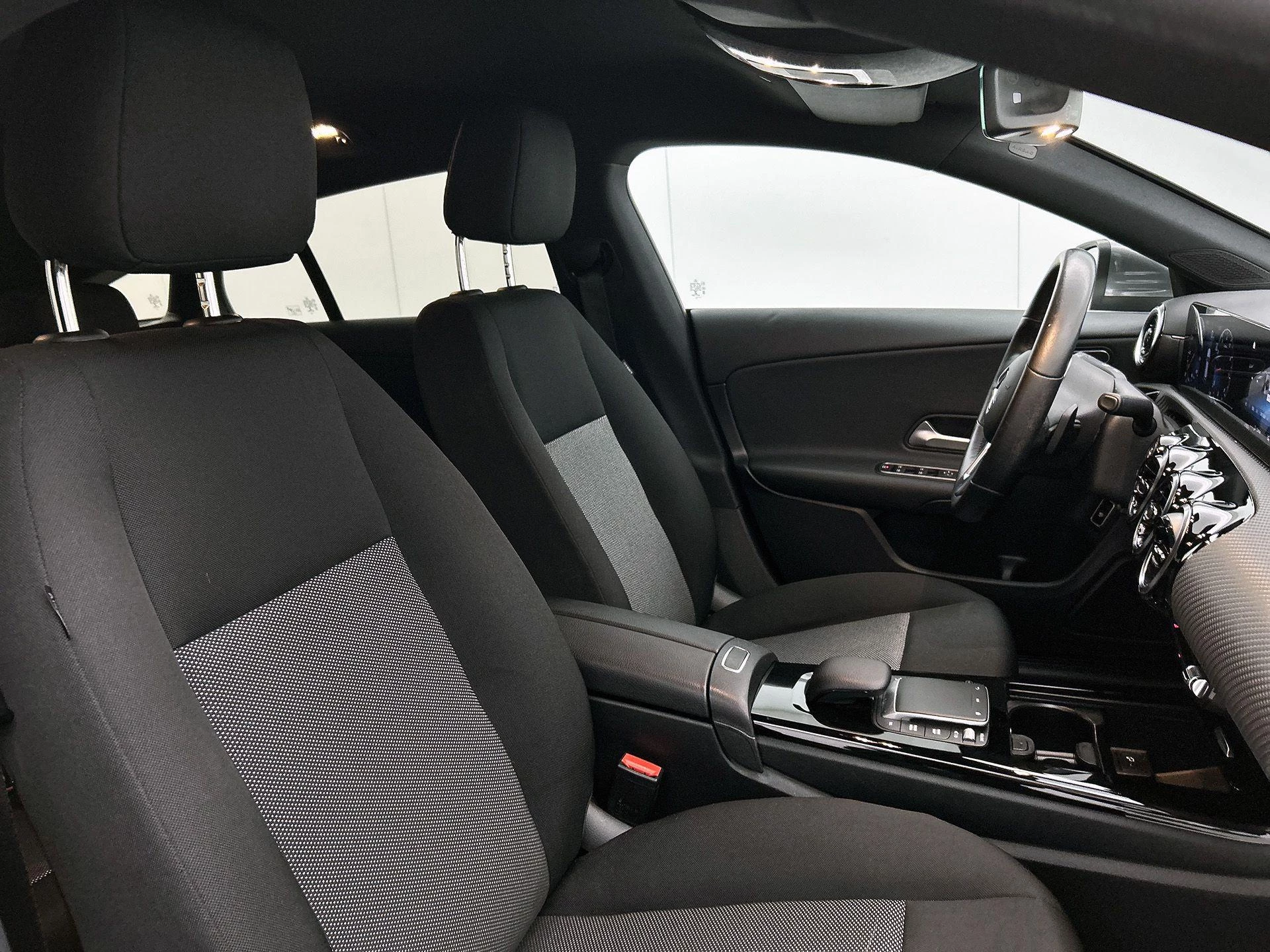 Mercedes-Benz-CLA-image-33