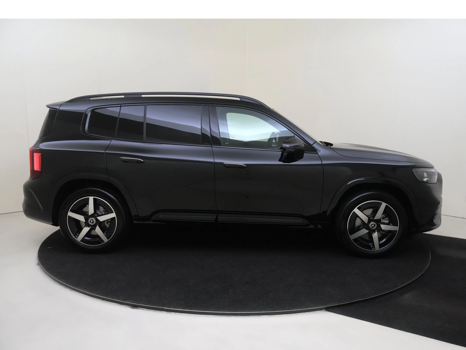 Mercedes-Benz-GLB-image-8